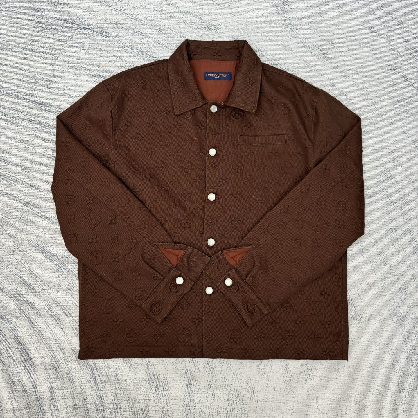 1v 25SS菲董满印浮雕压花牛仔外套

Size：46/48/50/112 💰p460

原27,500购入，菲董25秀款系列，面料采用7*7支精梳赛络纺纱做加厚480克斜纹牛仔面料，将满印Monogram元素融入悠闲轮廓，满身立体浮雕压纹，浮雕压花纹路清晰，高温压成型后由人工对每个花型填充硅胶防止凹陷。平面钉、门槛纽扣均为原样珍珠五金镭射开模，刻字清晰细腻。全套新款辅料同步定制，细节处理完美。直筒牛仔版型的设计注重舒适度和自由度，肌理质感高级时髦，独家出品。
