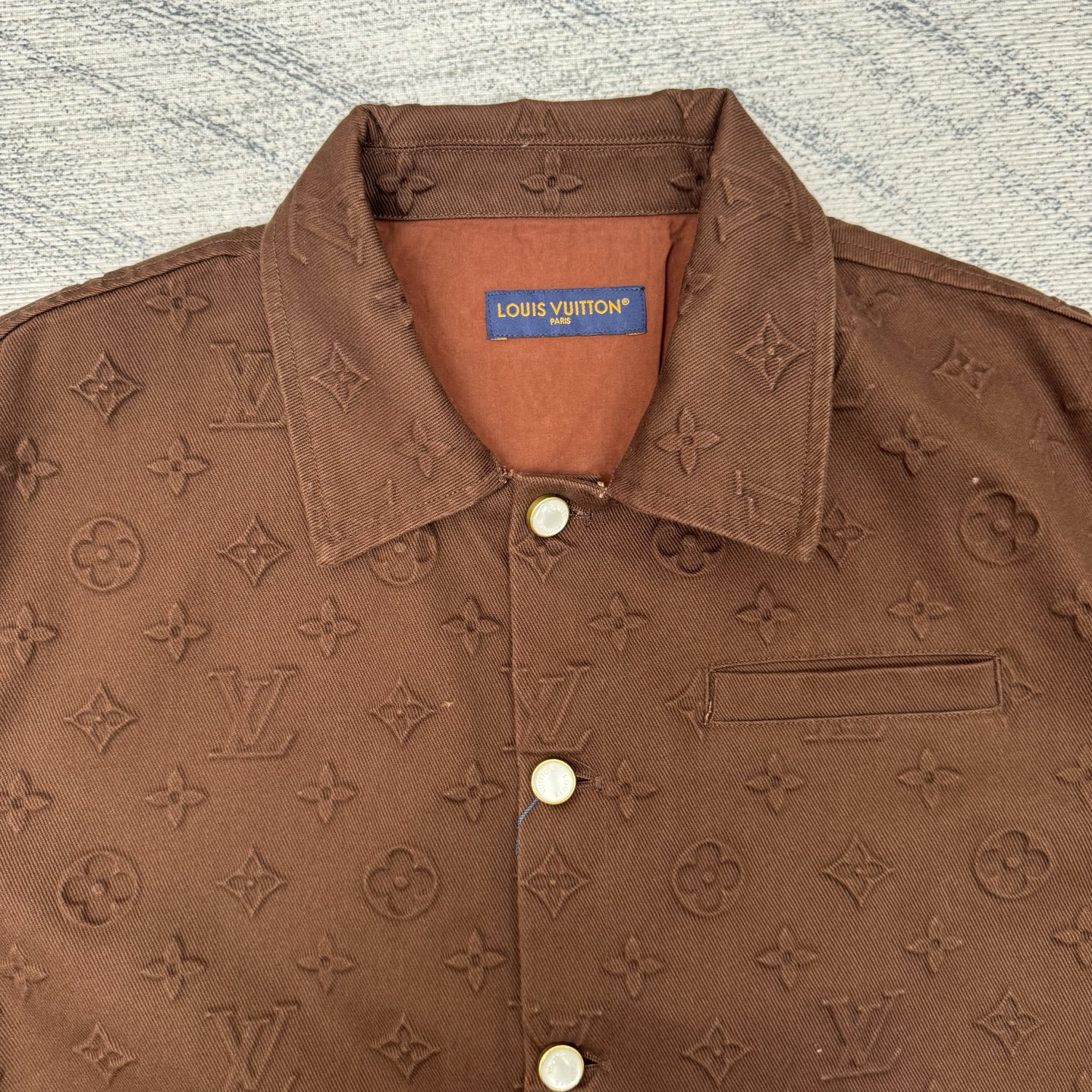 1v 25SS菲董满印浮雕压花牛仔外套

Size：46/48/50/112 💰p460

原27,500购入，菲董25秀款系列，面料采用7*7支精梳赛络纺纱做加厚480克斜纹牛仔面料，将满印Monogram元素融入悠闲轮廓，满身立体浮雕压纹，浮雕压花纹路清晰，高温压成型后由人工对每个花型填充硅胶防止凹陷。平面钉、门槛纽扣均为原样珍珠五金镭射开模，刻字清晰细腻。全套新款辅料同步定制，细节处理完美。直筒牛仔版型的设计注重舒适度和自由度，肌理质感高级时髦，独家出品。
