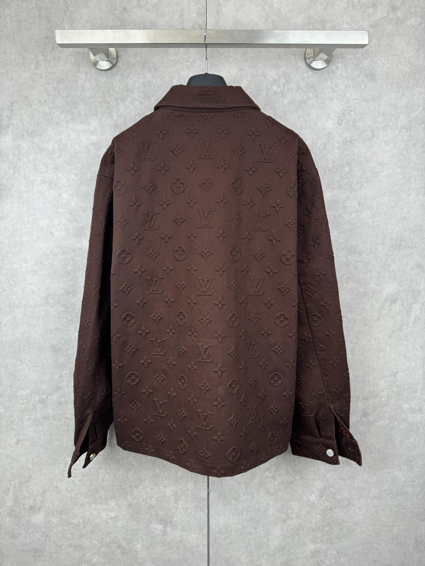 1v 25SS菲董满印浮雕压花牛仔外套

Size：46/48/50/112 💰p460

原27,500购入，菲董25秀款系列，面料采用7*7支精梳赛络纺纱做加厚480克斜纹牛仔面料，将满印Monogram元素融入悠闲轮廓，满身立体浮雕压纹，浮雕压花纹路清晰，高温压成型后由人工对每个花型填充硅胶防止凹陷。平面钉、门槛纽扣均为原样珍珠五金镭射开模，刻字清晰细腻。全套新款辅料同步定制，细节处理完美。直筒牛仔版型的设计注重舒适度和自由度，肌理质感高级时髦，独家出品。
