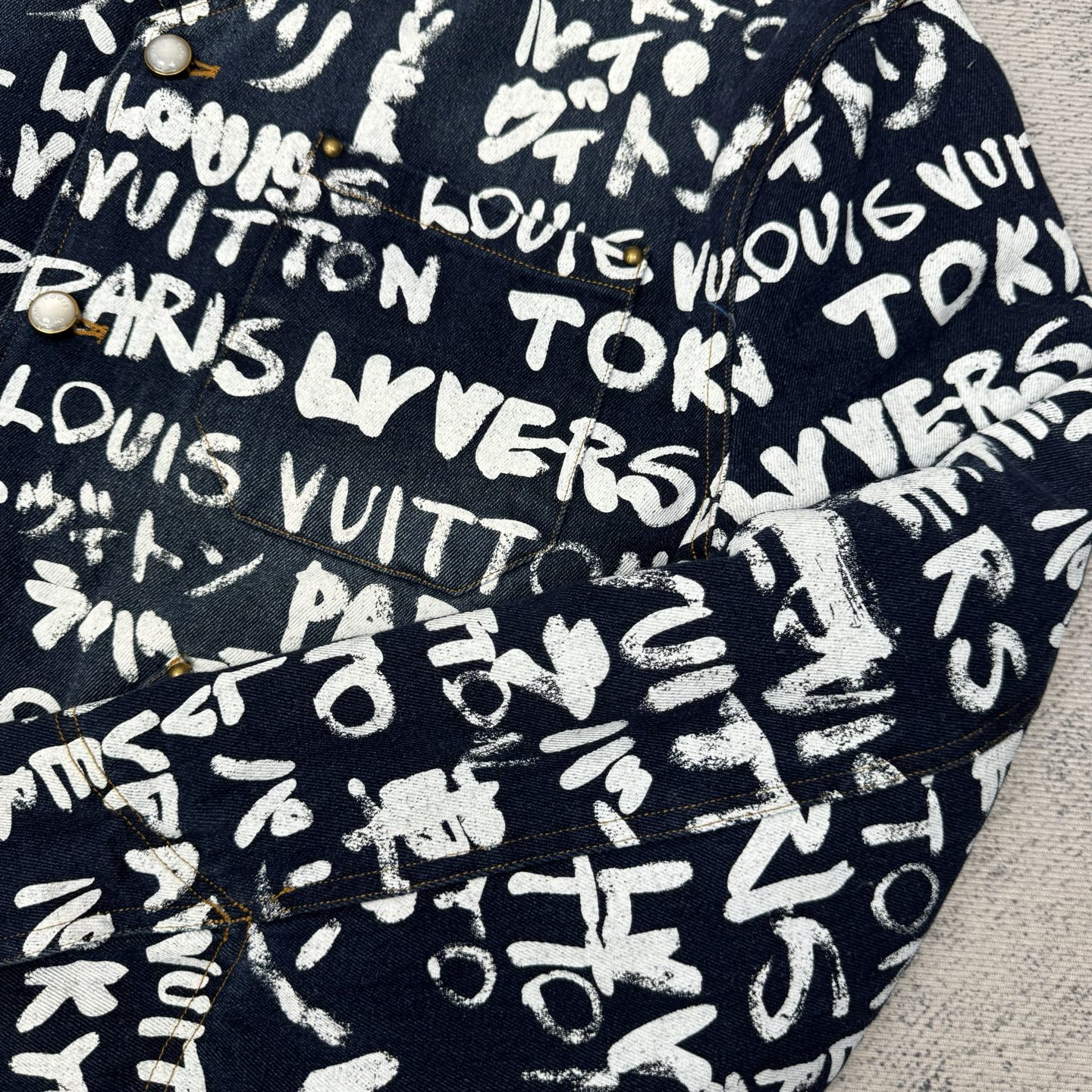 1v 25FW 新款牛仔套装外套
SIZE 46/48/50/112 💰p385