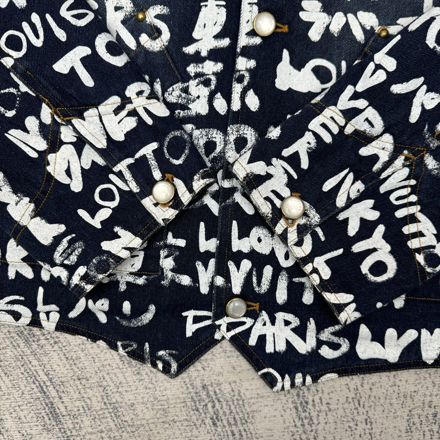 1v 25FW 新款牛仔套装外套
SIZE 46/48/50/112 💰p385