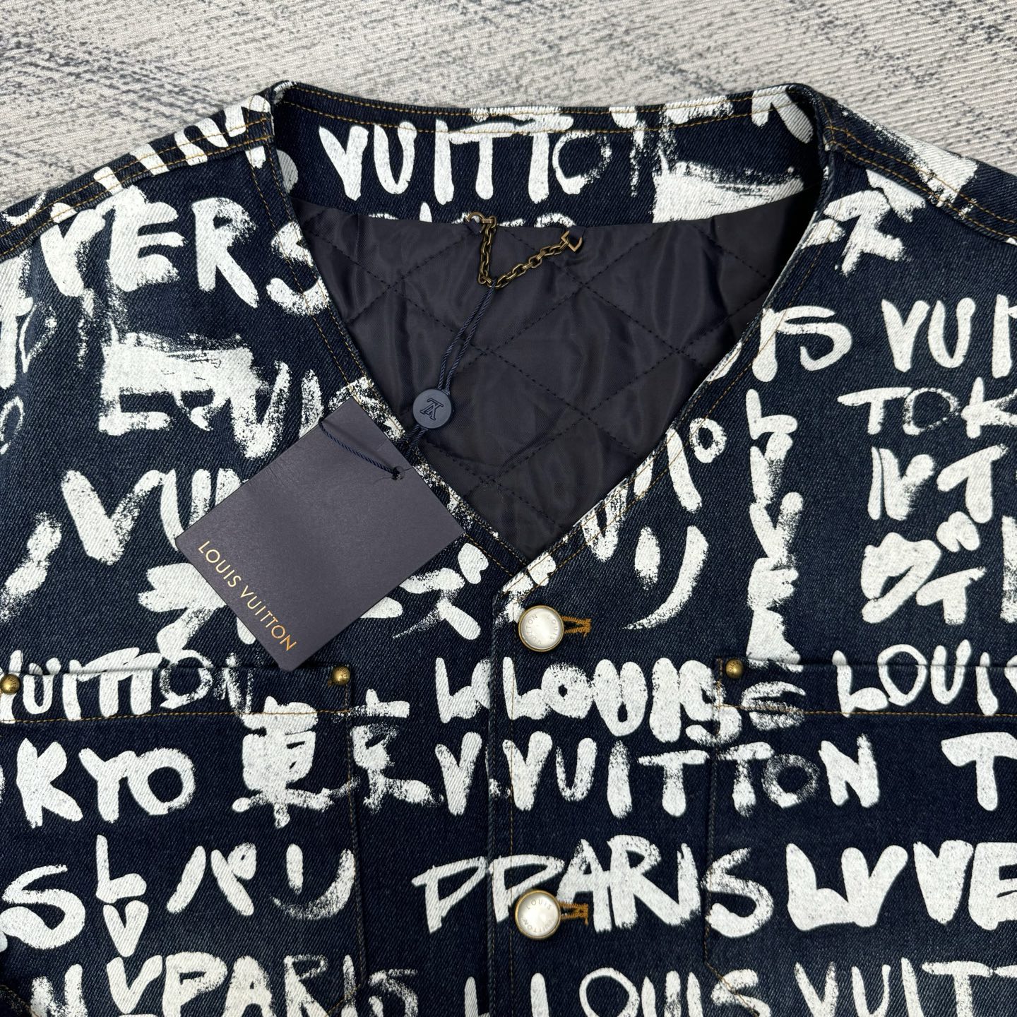 1v 25FW 新款牛仔套装外套
SIZE 46/48/50/112 💰p385