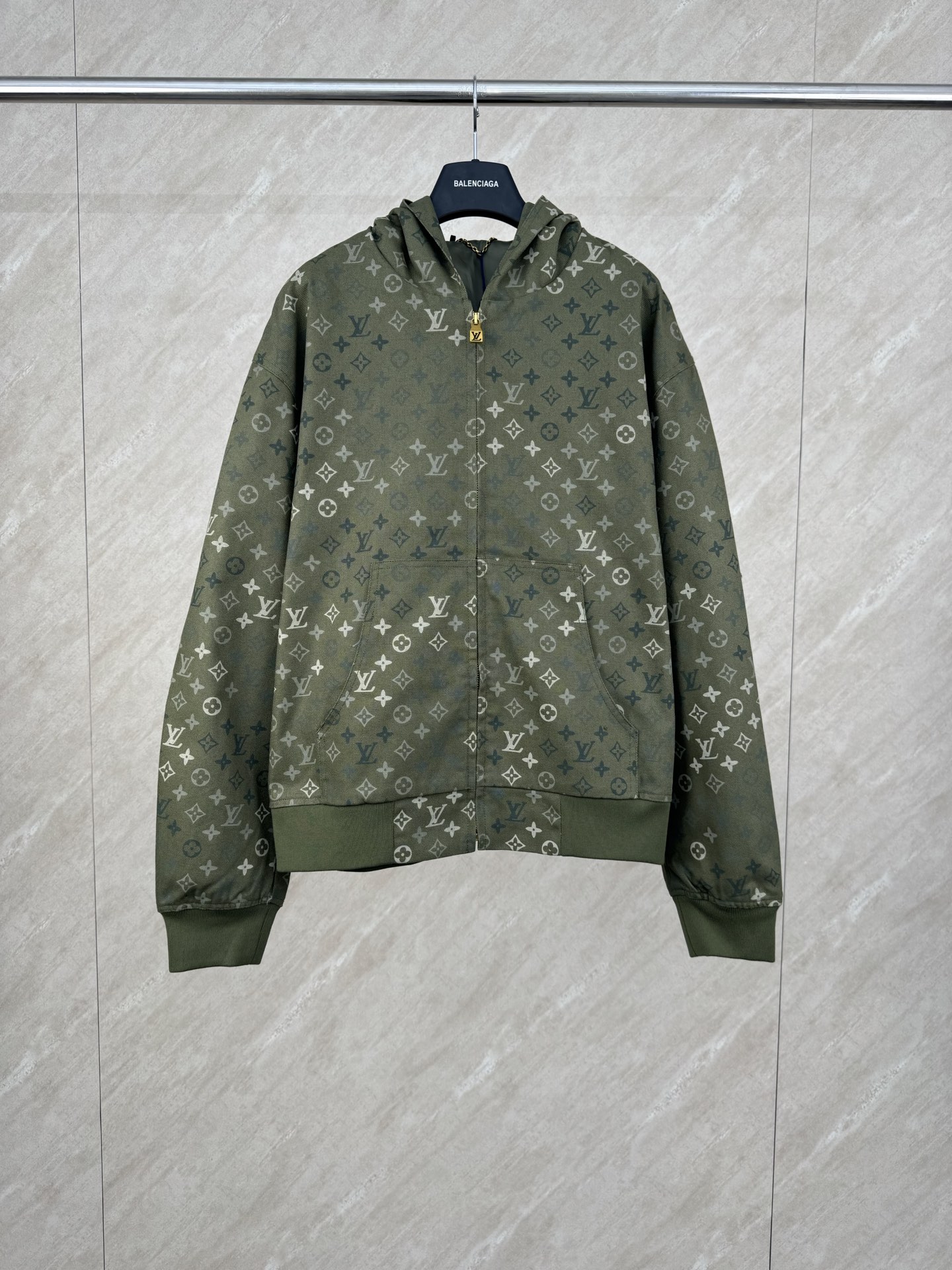 P293 1V SS26 Chaqueta con capucha y cremallera de camuflaje con estampado completo y monograma de principios de primave…