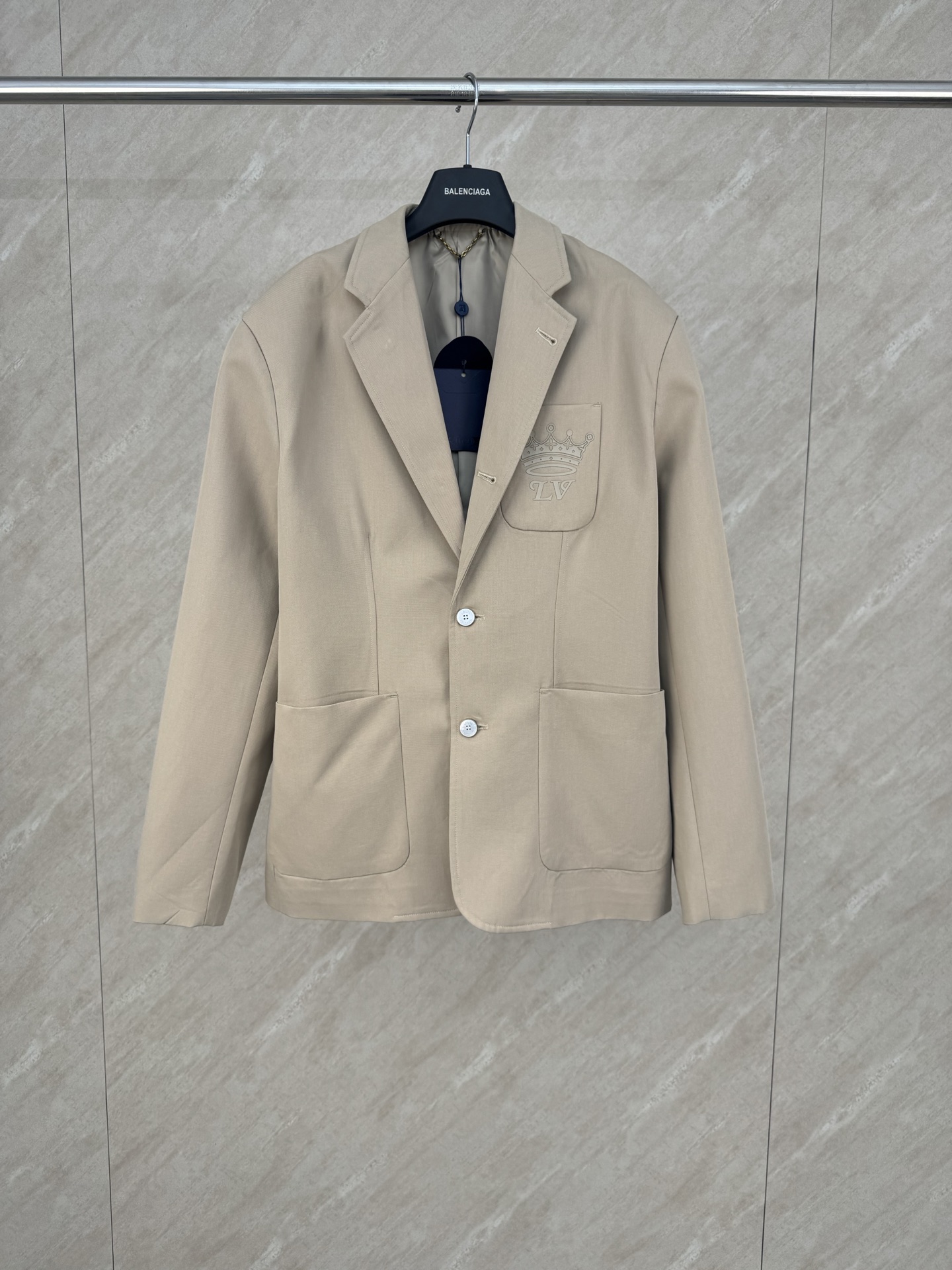 P293 1V SS26 Chaqueta tipo blazer de manga larga con bordado de corona de color liso Talla: S/M/L/XL