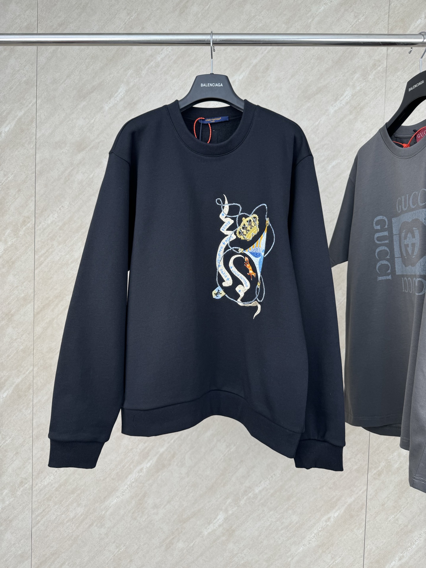 P190 1V FW25 Sudadera con cuello redondo y bordado de diamantes Crown Talla: S/M/L/XL El hilo doble en la capa superior…