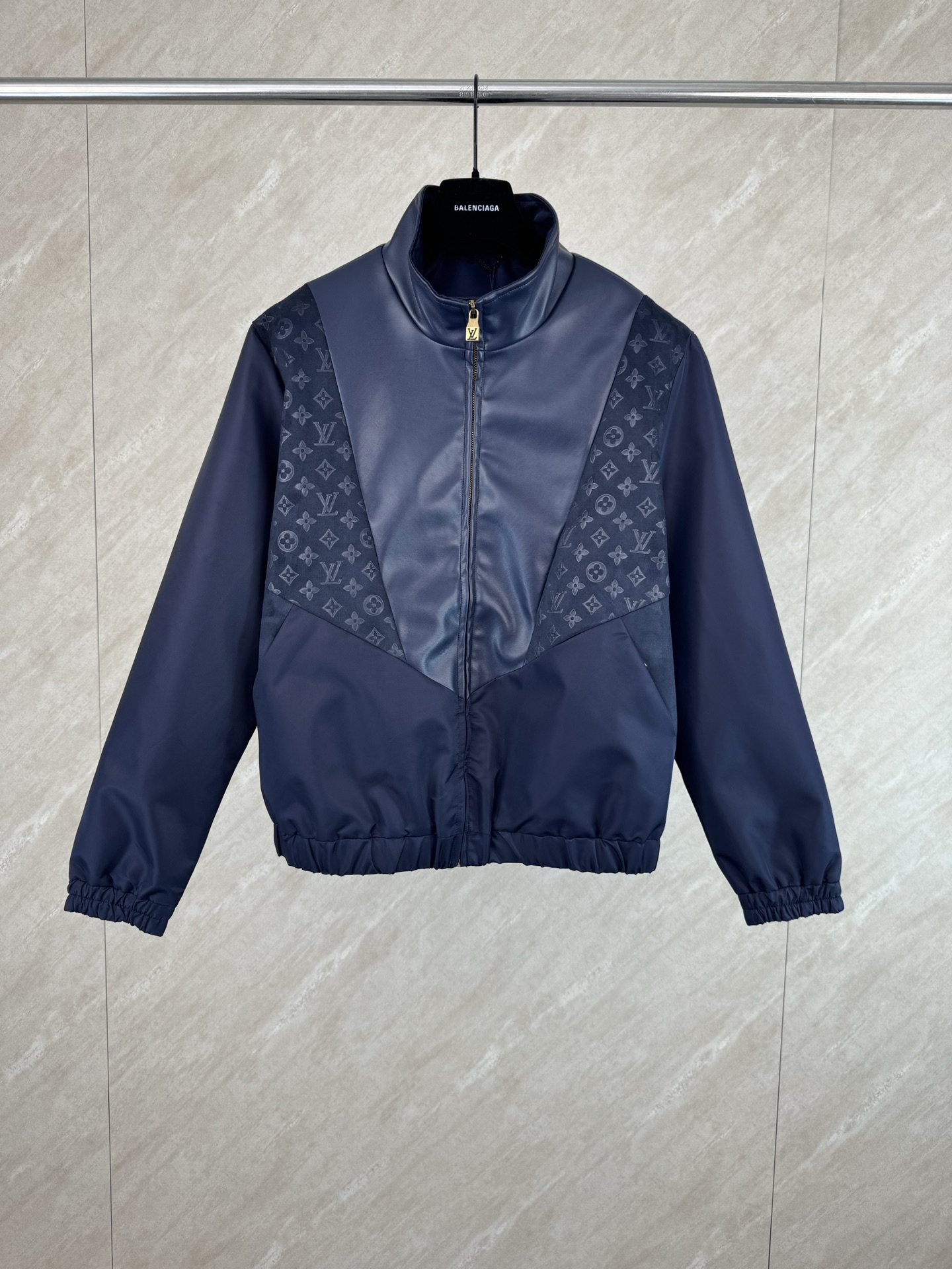 P313 1v 25ss nueva chaqueta de cuero mixto talla s m l xl sudadera Esta sudadera juega con empalmes de múltiples materi…