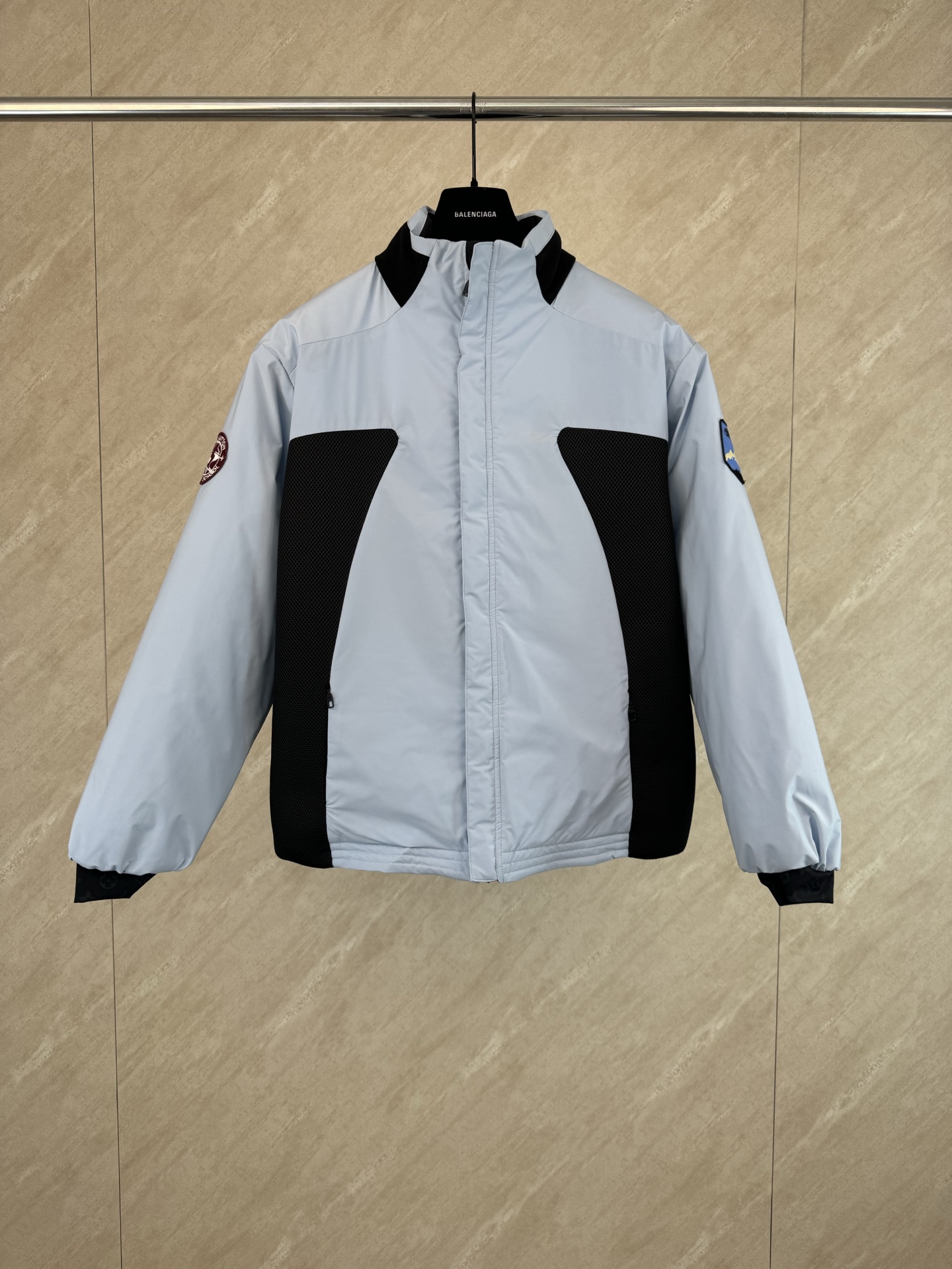 P375 Chaqueta reversible con logo patchwork 1V Talla 46 48 50 52 Confeccionada con tejido de nailon importado de alta d…