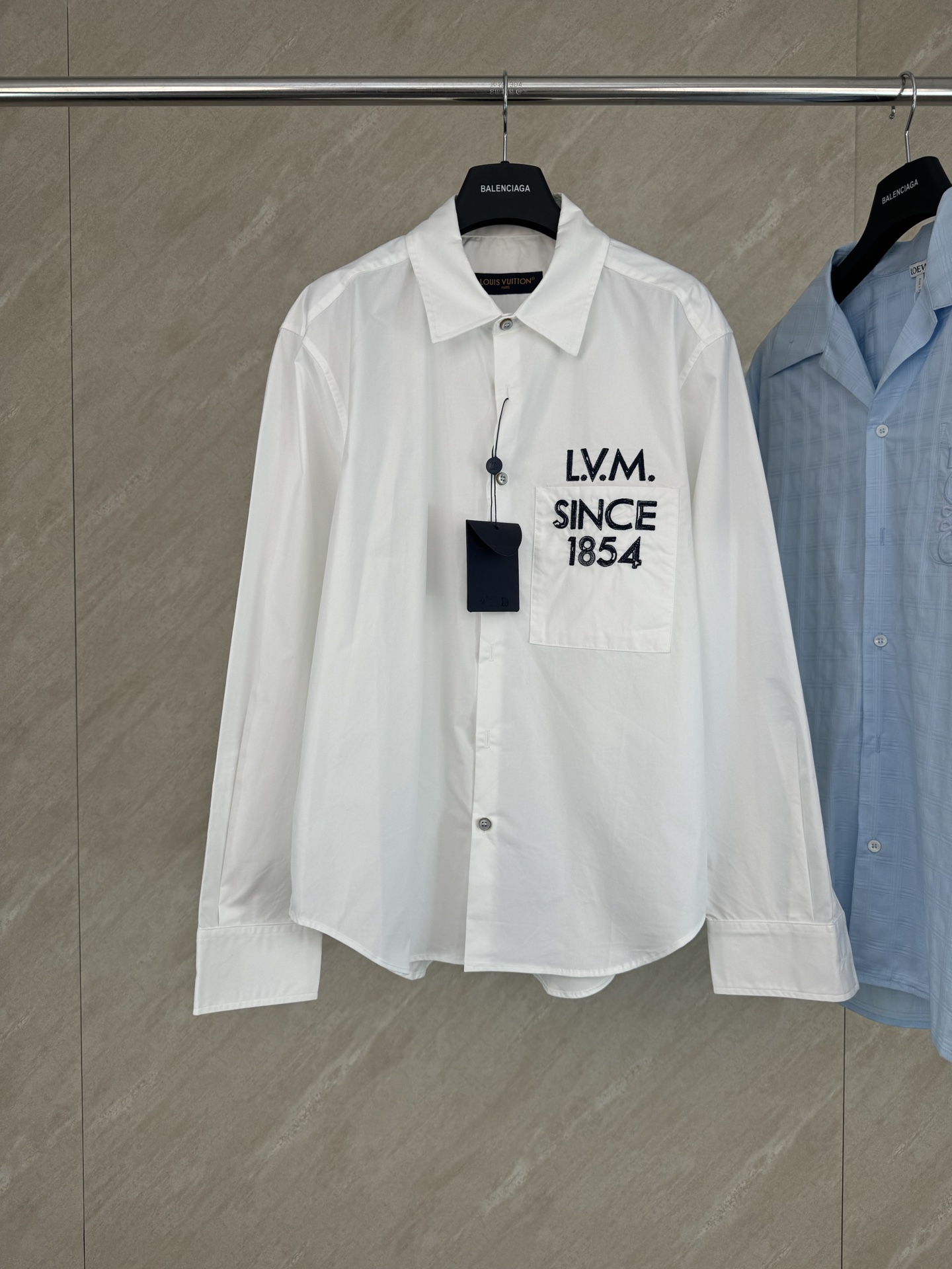 P195 1V SS26 Primavera y verano Nueva camisa de manga larga con solapa bordada 1854 Tamaño: S/M/L/XL