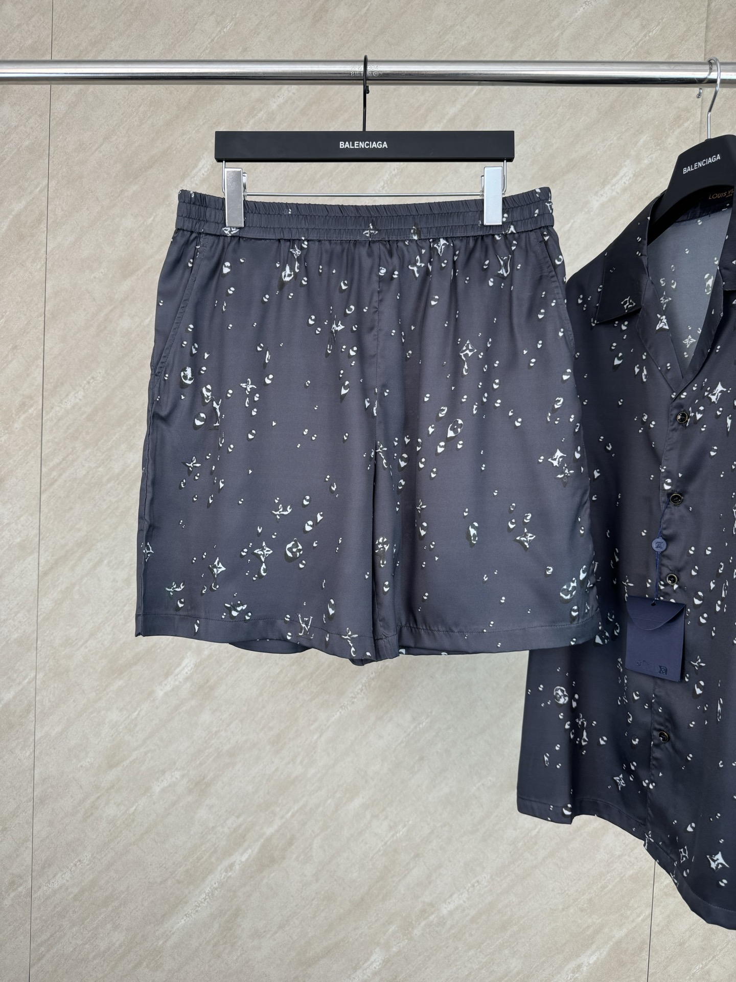 P165 1V FW25 Short de traje de popelina con monograma y caída total Talla: S/M/L/XL