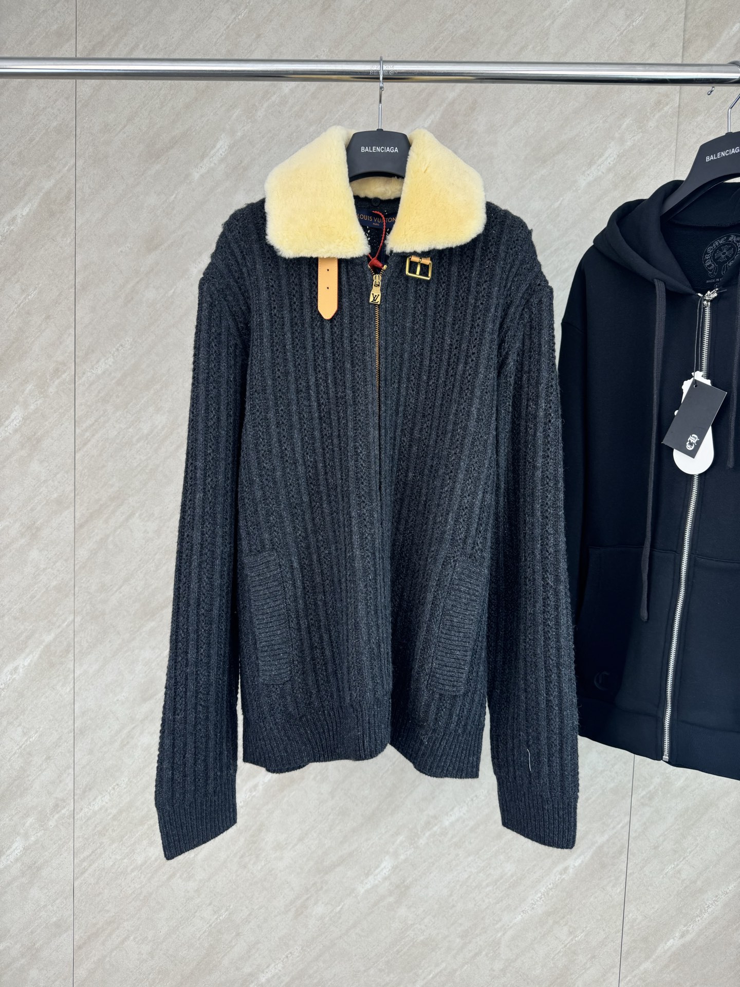 P385 1v 26FW Chaqueta tipo túnica corta con cremallera de lana de cachemira talla s m l xl Esta chaqueta tipo túnica os…