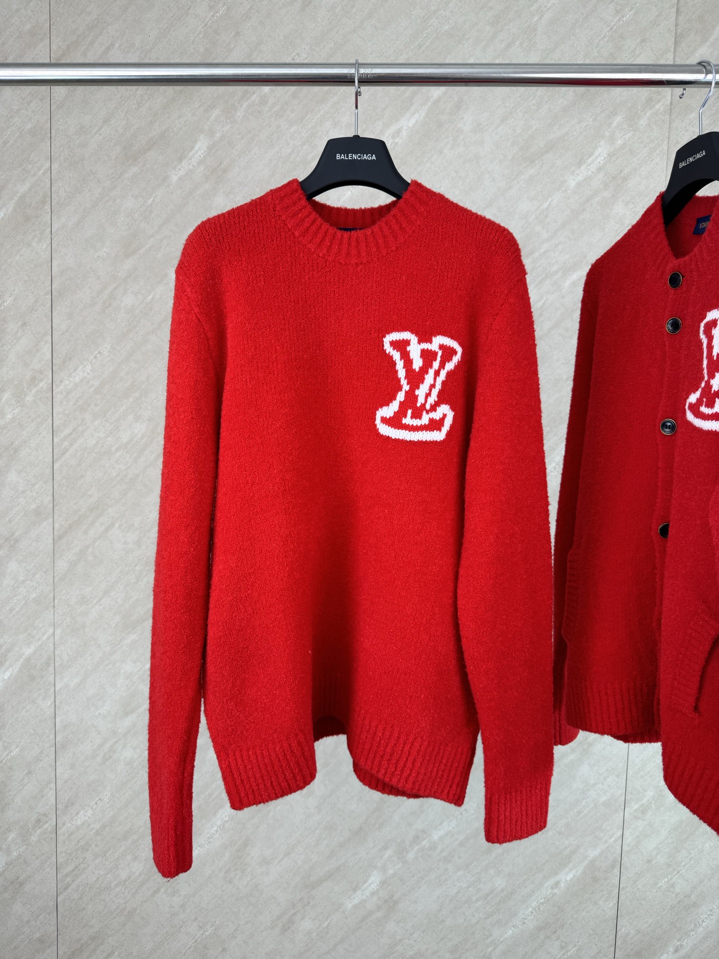 P235 1v SS25 jersey con intarsia de letras de color sólido suéter rojo talla s m l xl Este suéter de cuello redondo est…