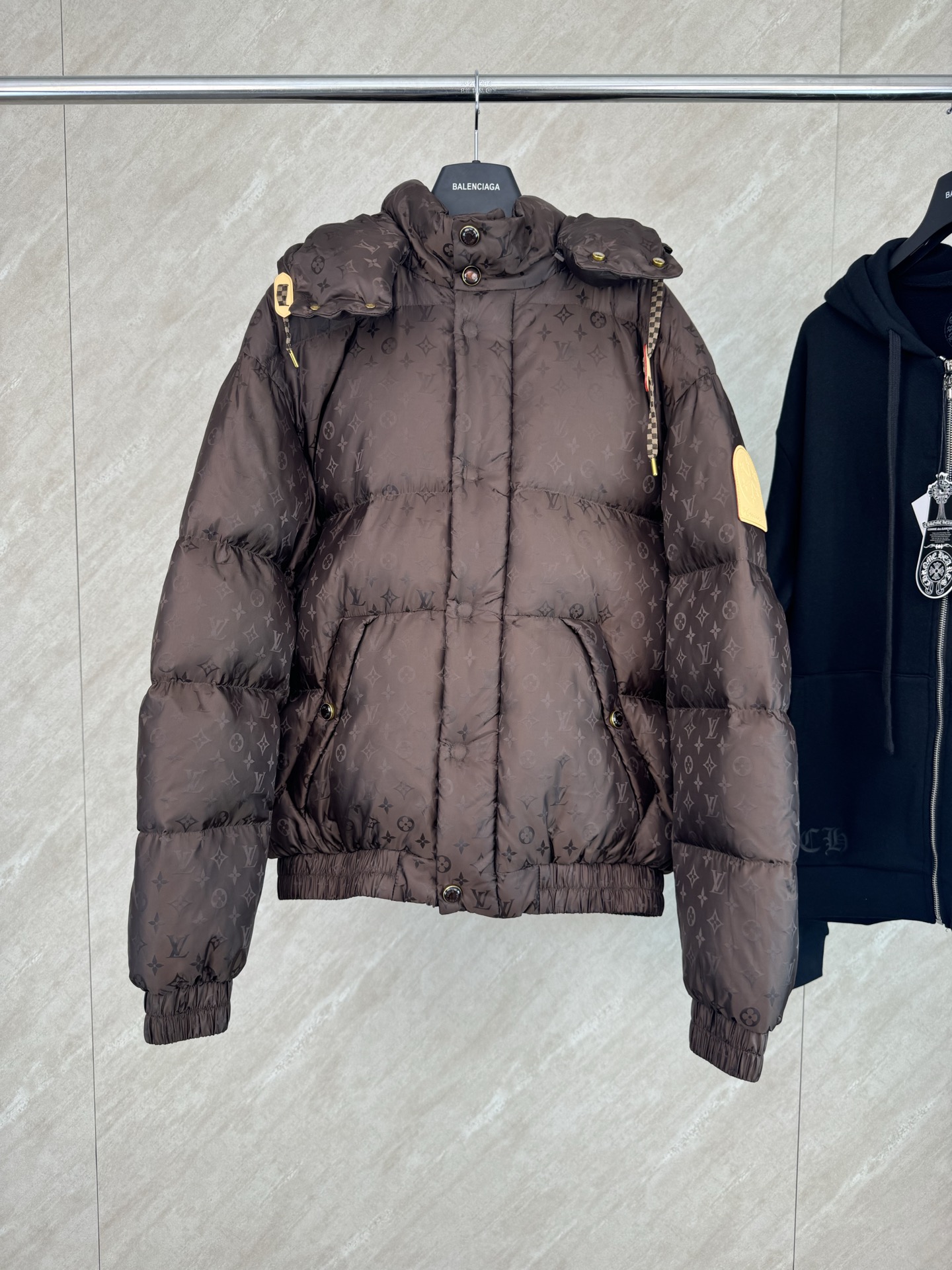 P585 1v Chaqueta de plumón con capucha y cordón de jacquard con estampado oscuro Ski series talla: 46 48 50 52