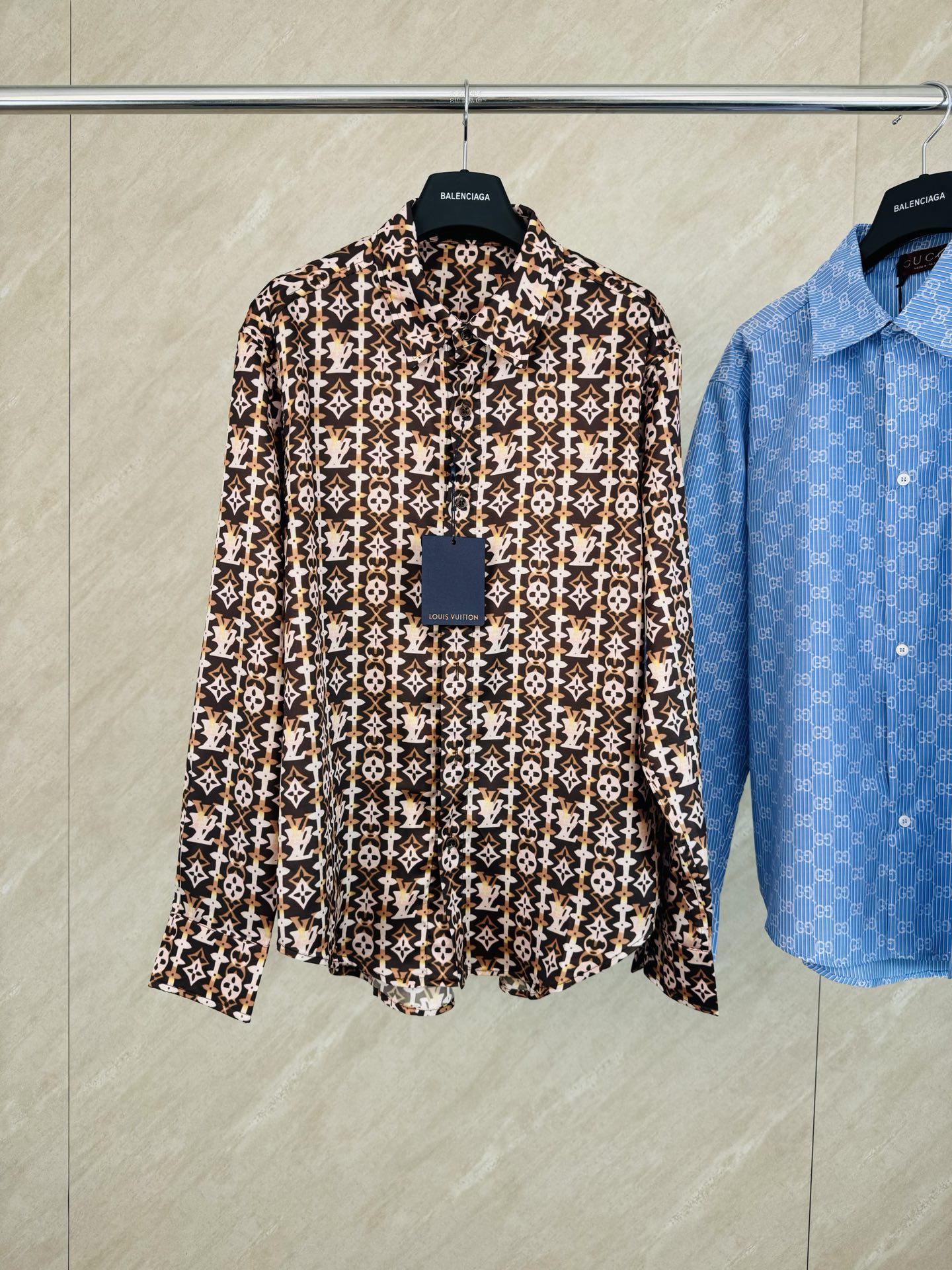 P200 1V SS26 Camisa de seda de morera de manga larga con estampado de monograma superpuesto Talla: S/M/L/XL Esta camisa…
