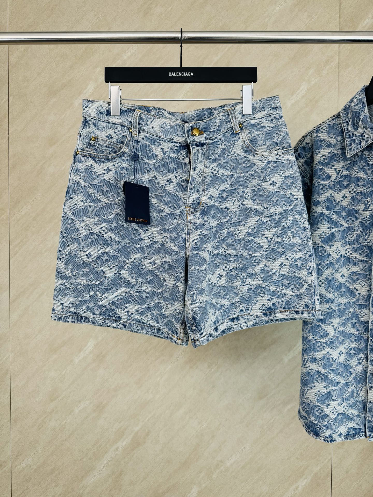 P193 1V SS26 Shorts de mezclilla con monograma en jacquard integral Talla: S/M/L/XL La tela está hecha de hilo de urdim…