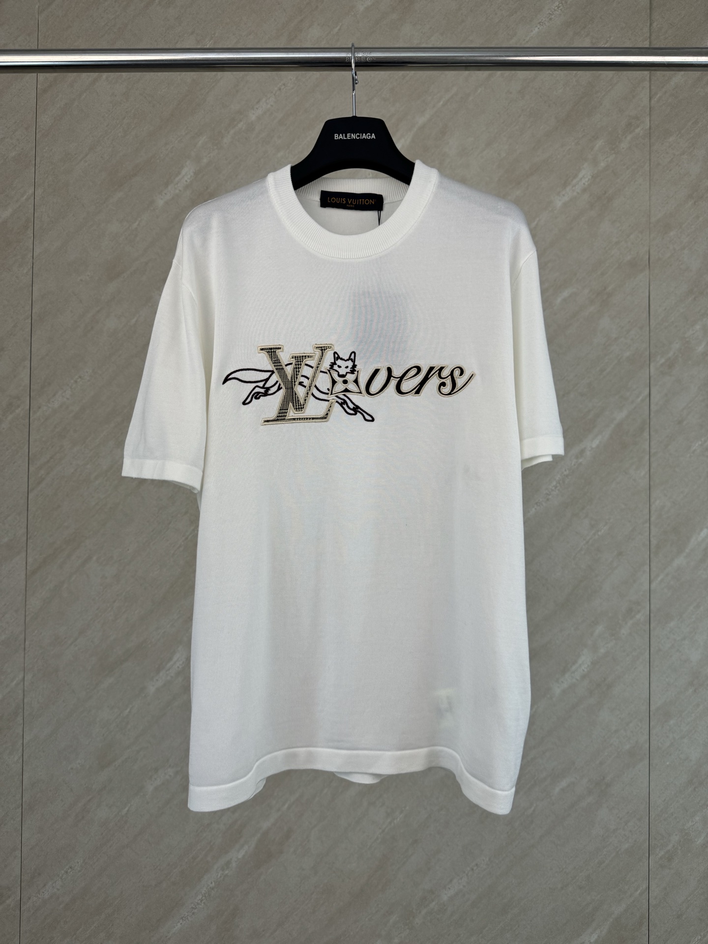 P180 1V FW25 Camiseta de manga corta de punto con aplicación floral Fox Talla: S/M/L/XL El tejido está confeccionado co…