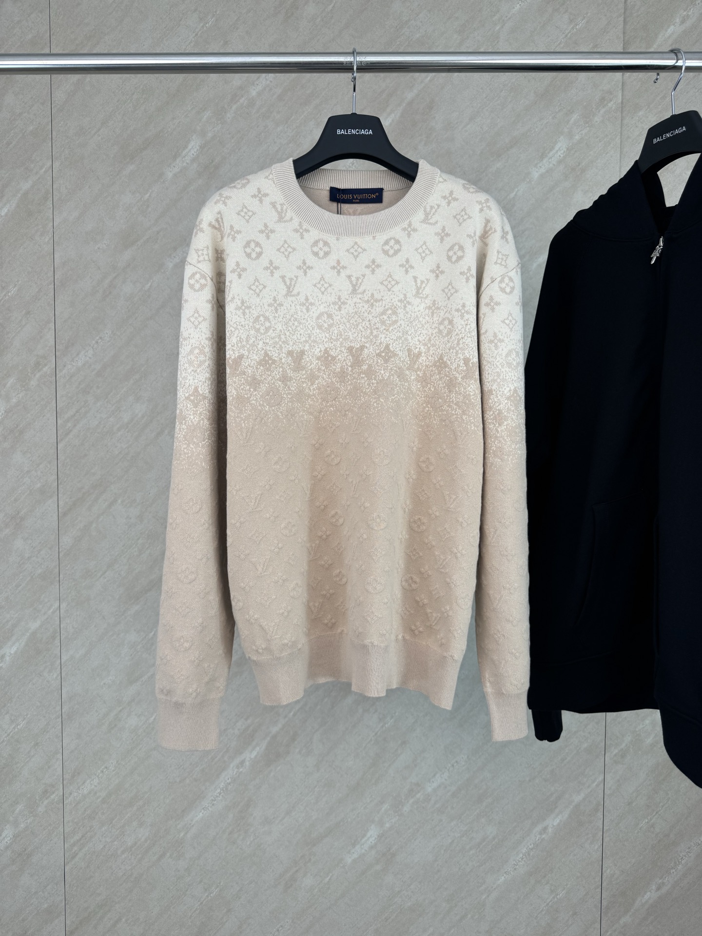 P285 1V SS26 Principios de primavera Nuevo suéter de punto con cuello redondo y estampado integral degradado con monogr…