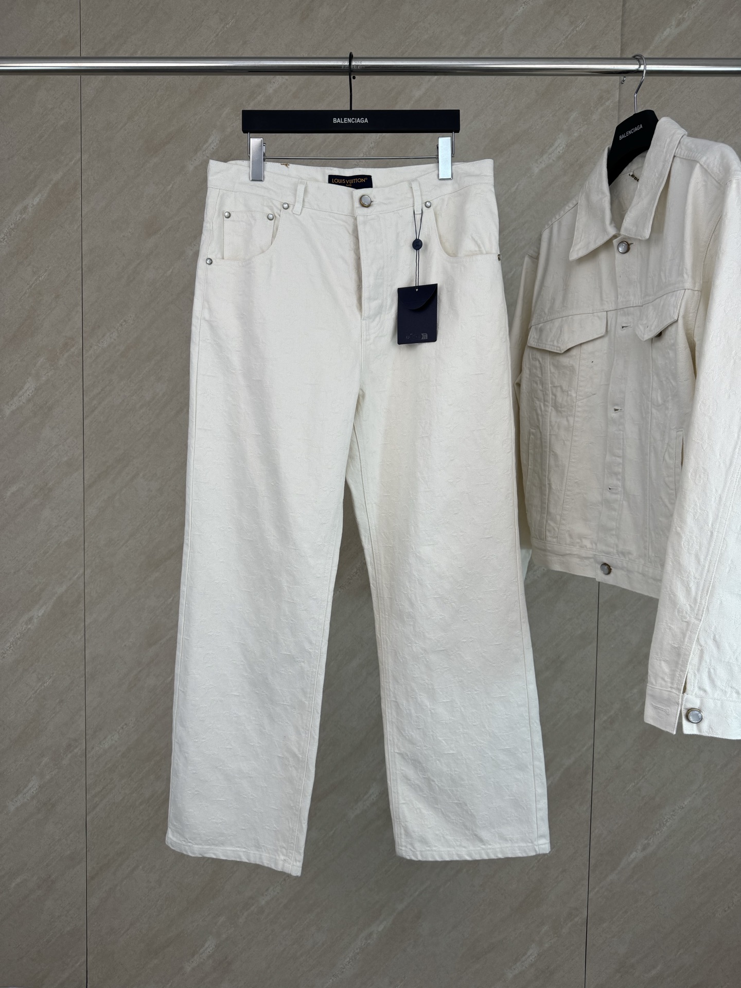P245 1v 25ss nuevo pantalón denim gofrado talla s m l xl. La confección elegante crea un estilo llamativo. Los botones …