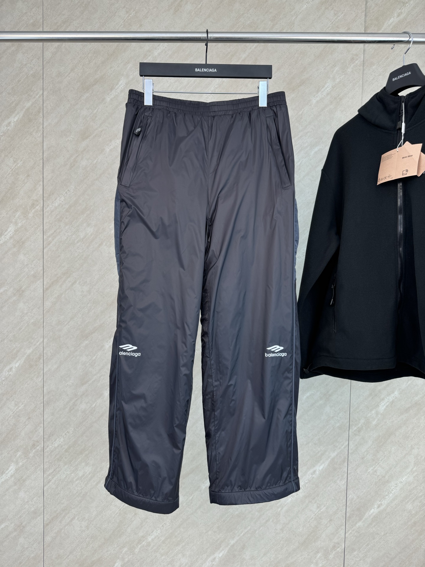 P260 baleciaga 巴黎世家3B印花加绒长裤 Talla: S M L XL Detalles de la tela: equilibrio tecnológico entre ligereza y calidez Capa e…