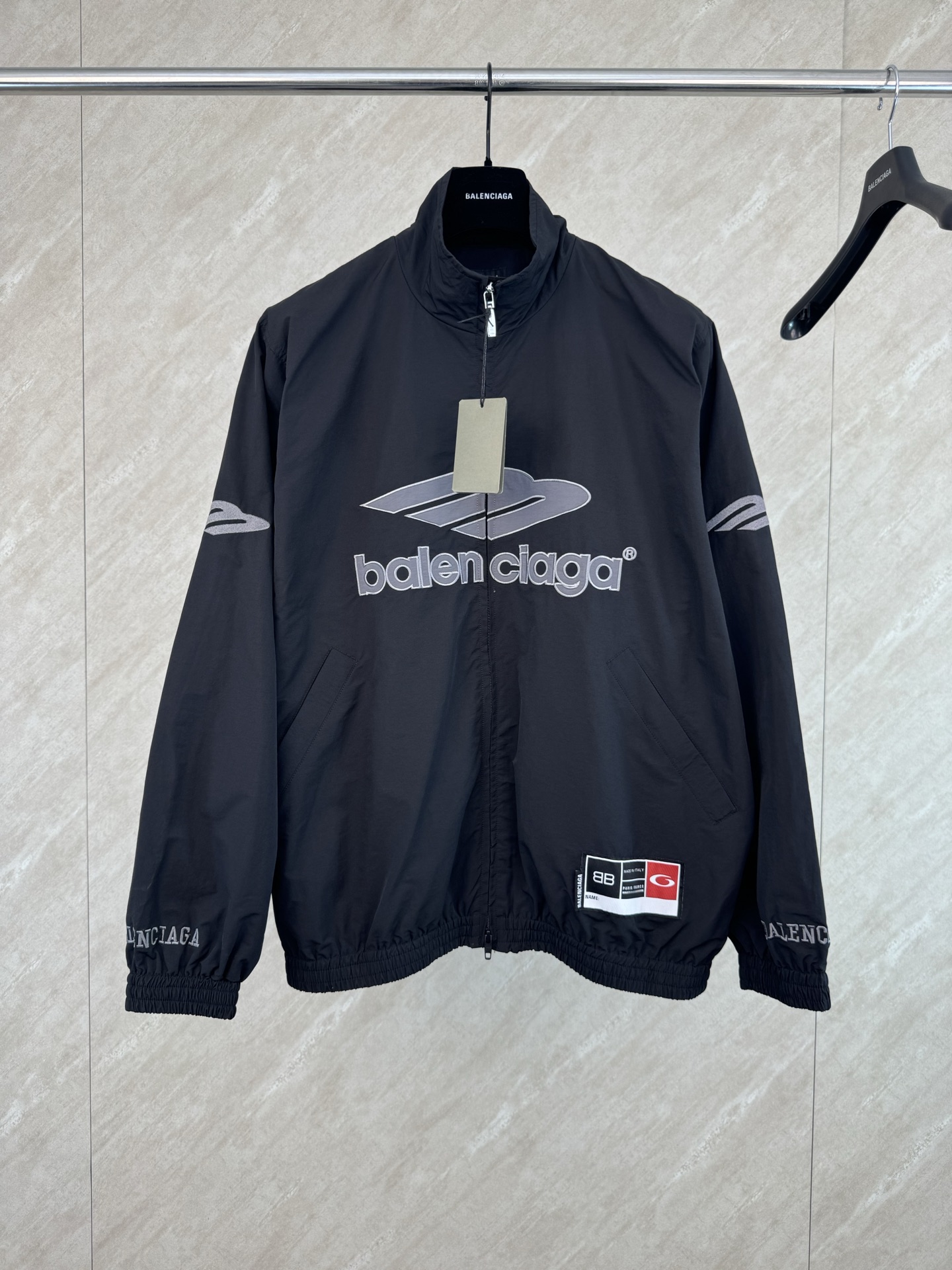 P325 Balenciaga 3B足球夹克 size s m l xl 面料选择： 采用50%棉+50%锦纶科技府绸，赋予夹克轻盈挺括的质感与卓越的透气性，适应高强度运动需求。面料经特殊工艺处理，抗皱耐磨，同时保持柔软亲肤的穿着体验，模…