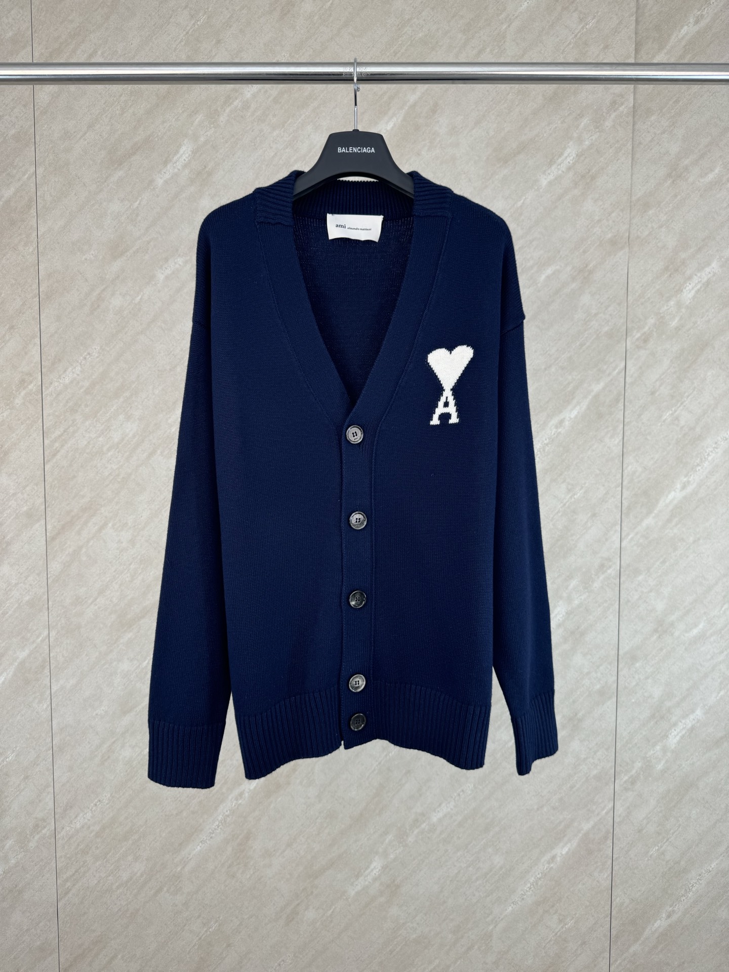 P295 Cárdigan de punto con corazón Ami, tallas S M L XL. Selección de tela: Mezcla de lana seleccionada + algodón y nai…