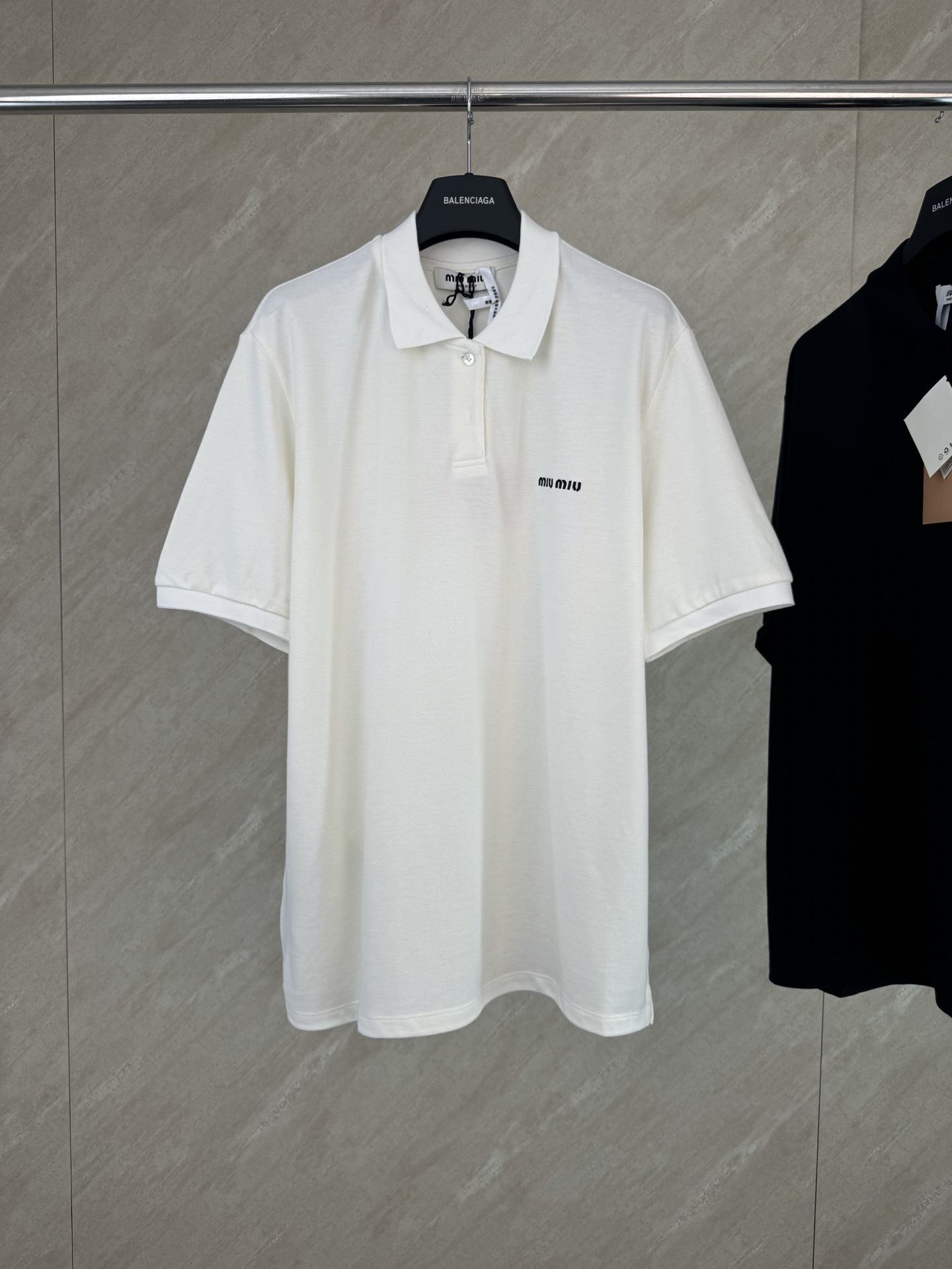 P140 MIU MIU 缪缪 24SS polo clásico de manga corta con logo bordado, tallas S, M, L, XL