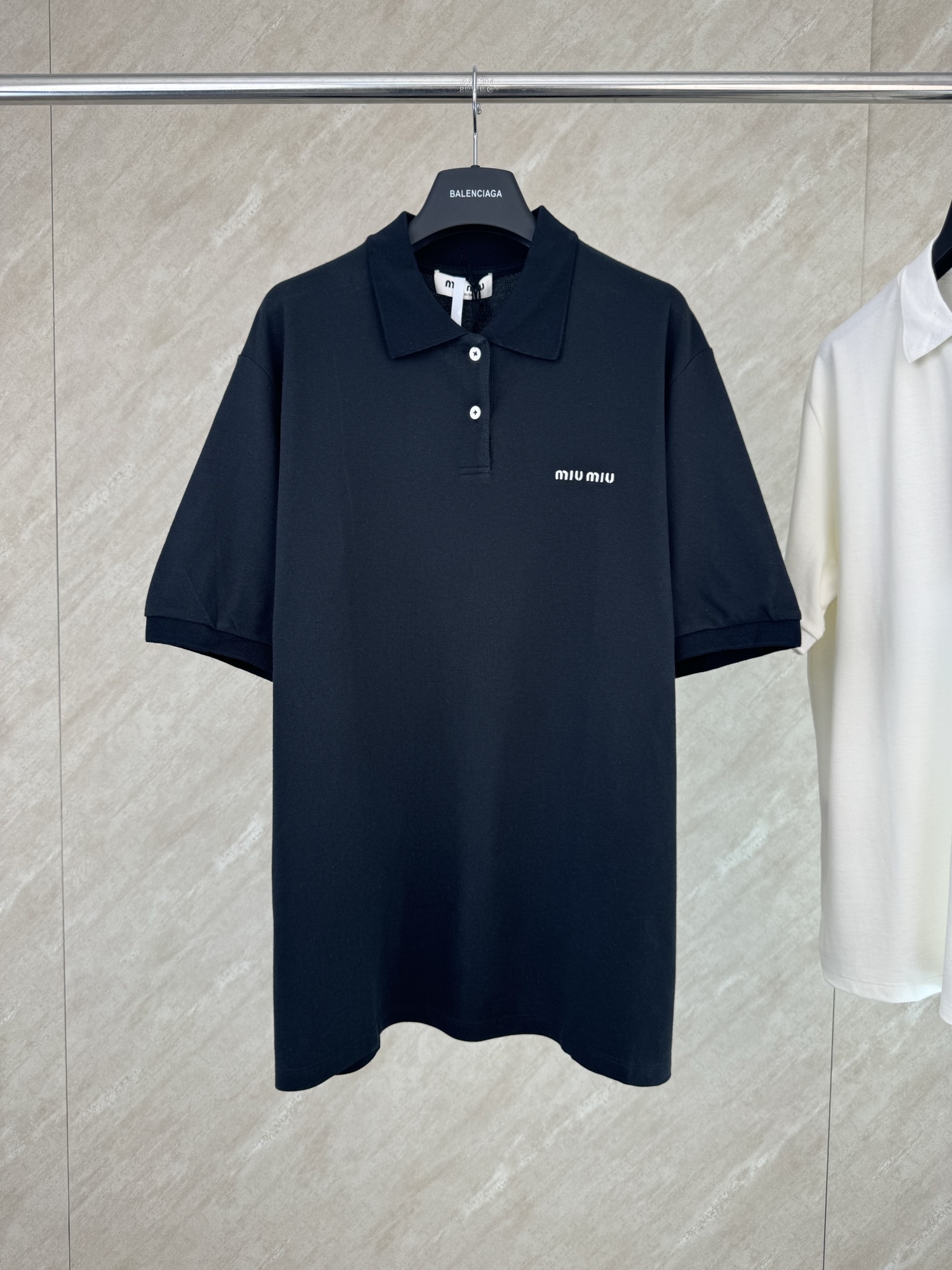 P140 MIU MIU 缪缪 24SS polo clásico de manga corta con logo bordado, tallas S, M, L, XL