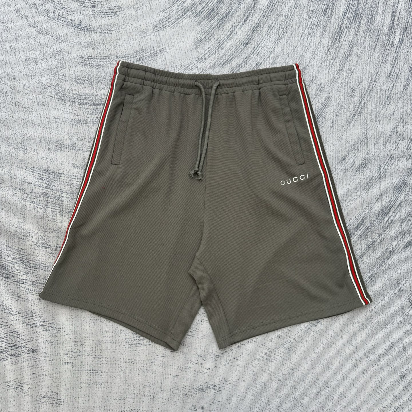 Gucci Gucci 古奇 FW25 早秋新款 棉质条纹撞色织带字母标识刺绣抽绳短裤