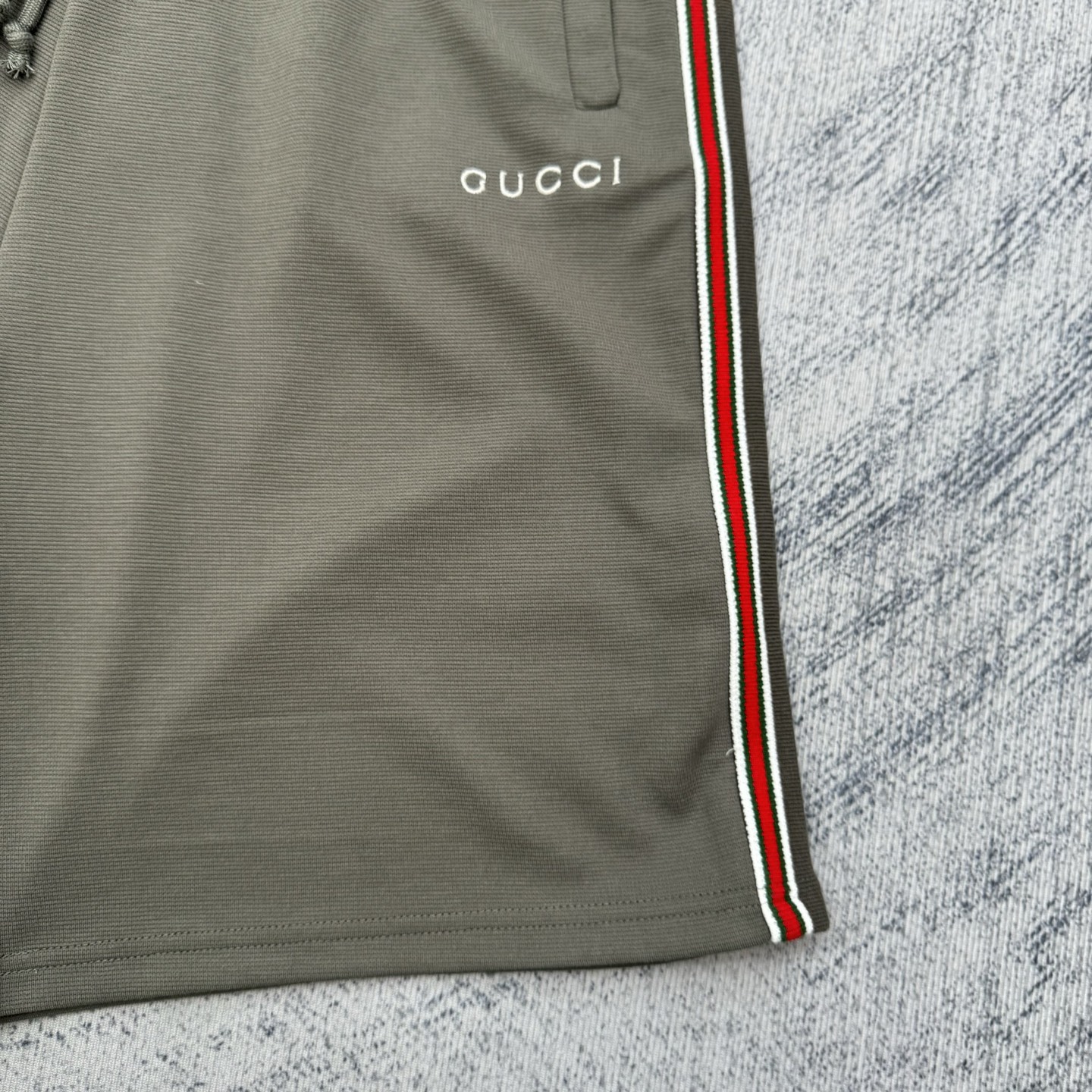 Gucci Gucci 古奇 FW25 早秋新款 棉质条纹撞色织带字母标识刺绣抽绳短裤