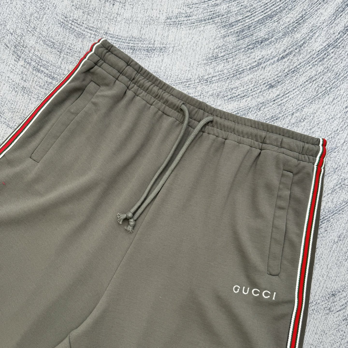Gucci Gucci 古奇 FW25 早秋新款 棉质条纹撞色织带字母标识刺绣抽绳短裤