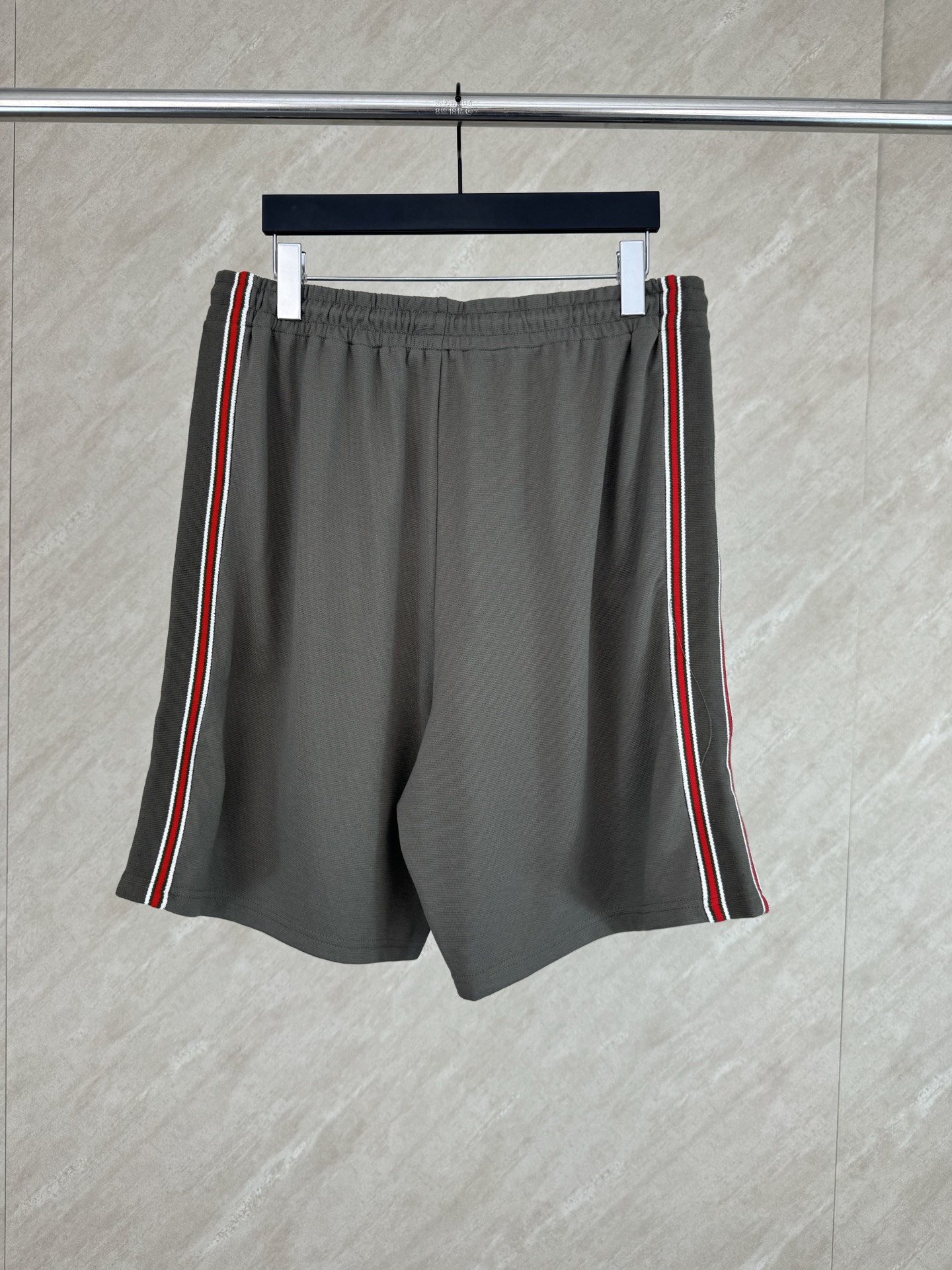 Gucci Gucci 古奇 FW25 早秋新款 棉质条纹撞色织带字母标识刺绣抽绳短裤