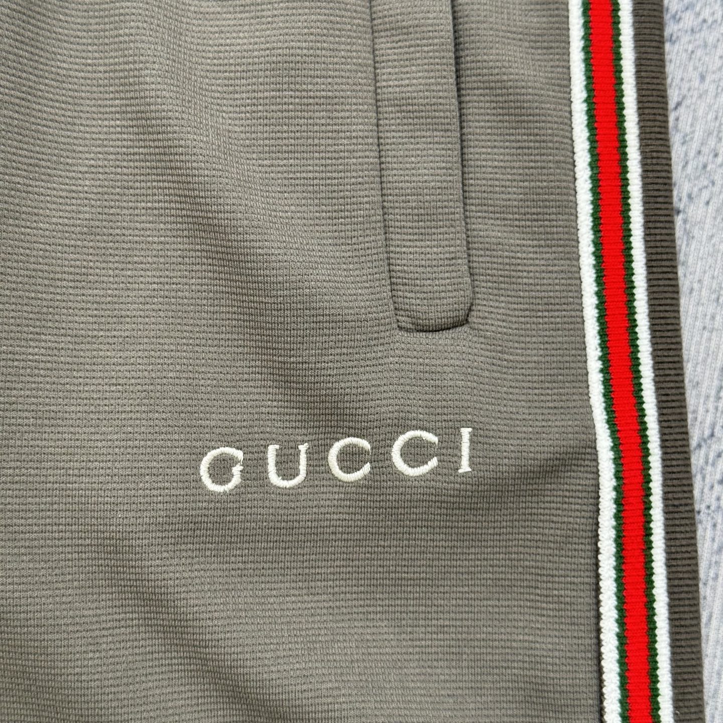 Gucci Gucci 古奇 FW25 早秋新款 棉质条纹撞色织带字母标识刺绣抽绳短裤