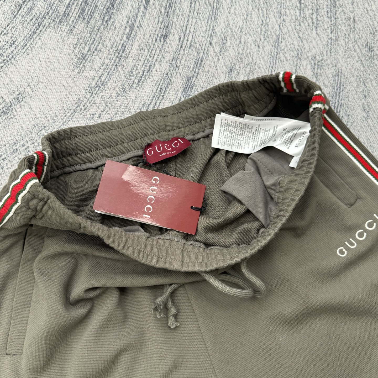 Gucci Gucci 古奇 FW25 早秋新款 棉质条纹撞色织带字母标识刺绣抽绳短裤