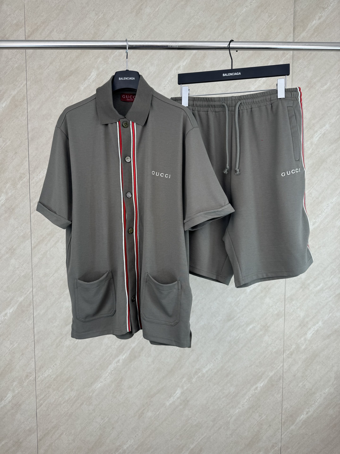 Gucci Gucci 古奇 FW25 早秋新款 棉质条纹撞色织带字母标识刺绣Polo领短袖开衫