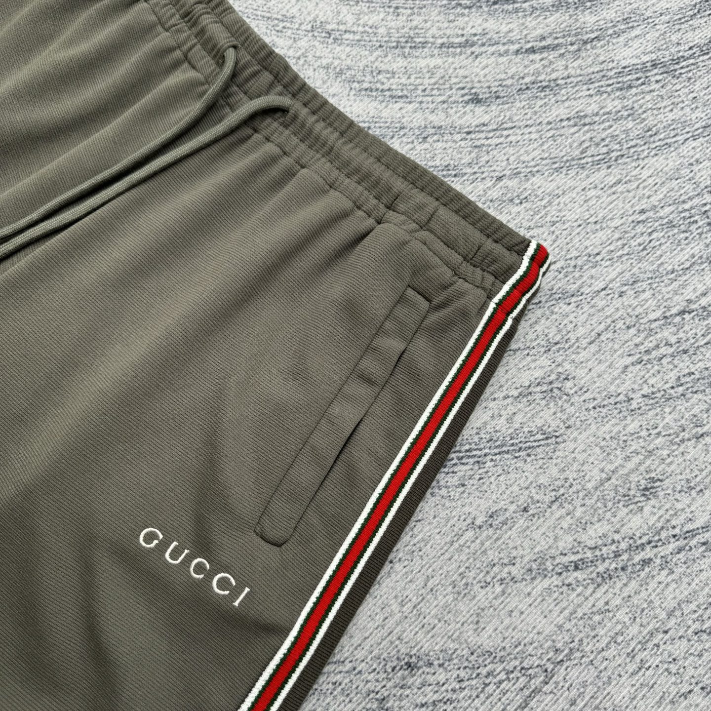 Gucci Gucci 古奇 FW25 早秋新款 棉质条纹撞色织带字母标识刺绣抽绳短裤