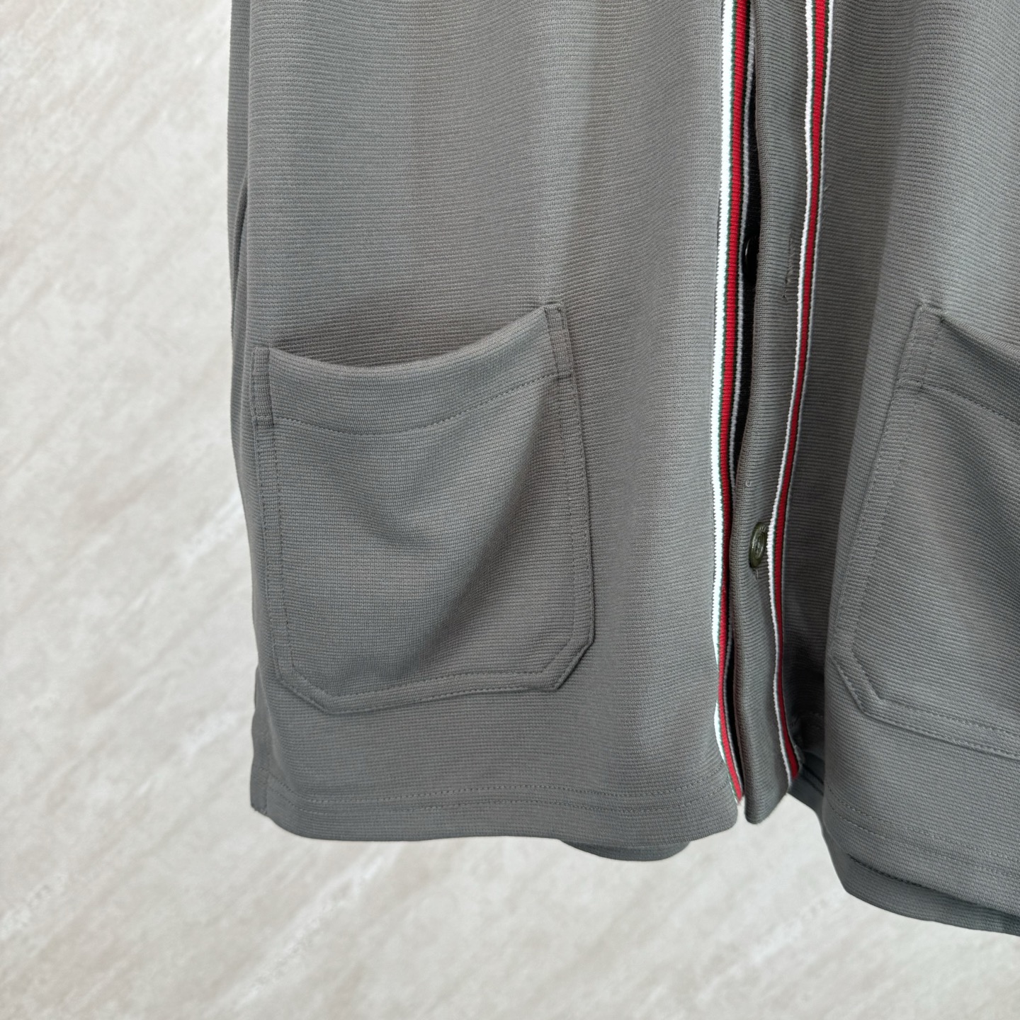 Gucci Gucci 古奇 FW25 早秋新款 棉质条纹撞色织带字母标识刺绣Polo领短袖开衫