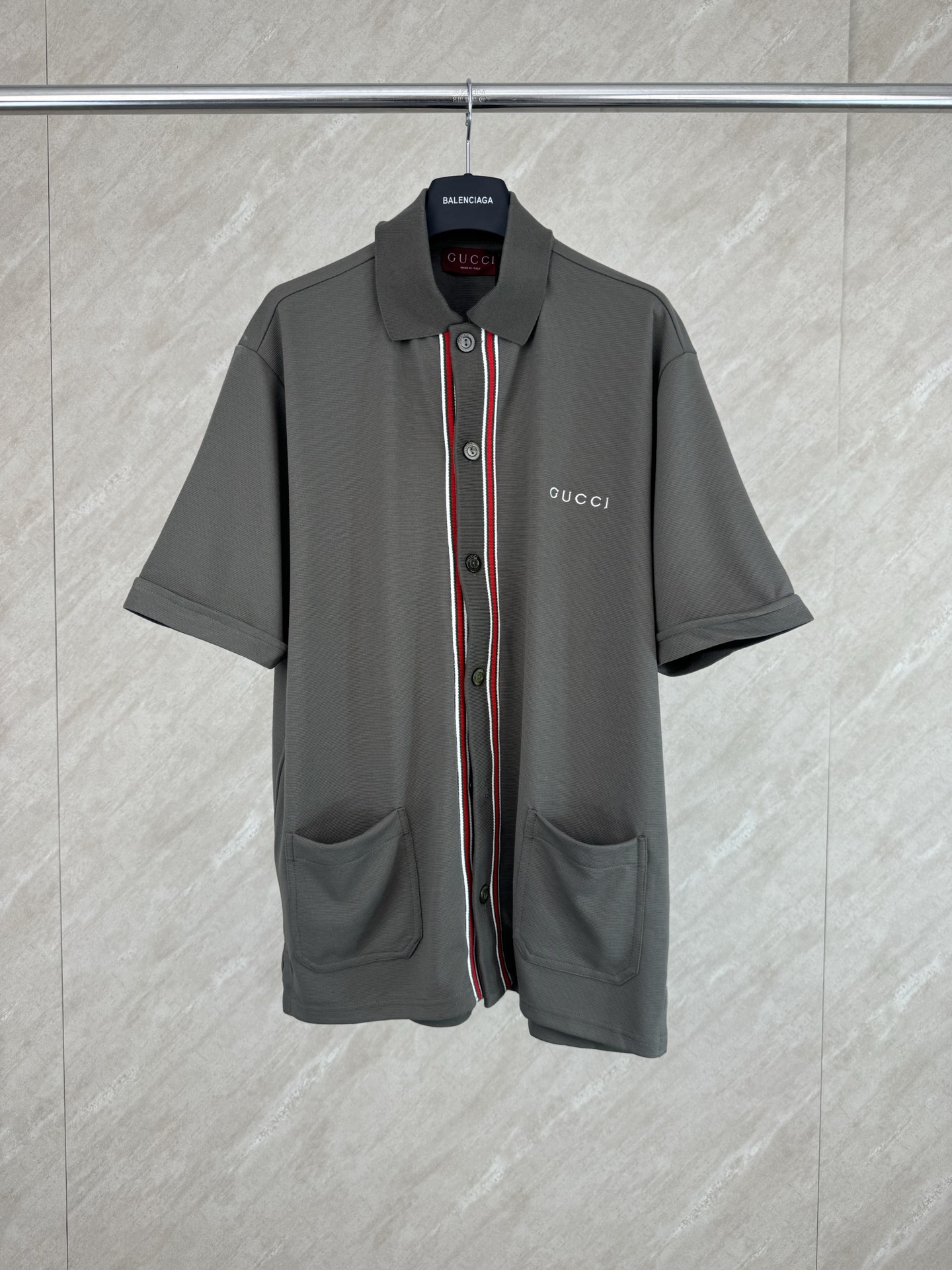 Gucci Gucci 古奇 FW25 早秋新款 棉质条纹撞色织带字母标识刺绣Polo领短袖开衫