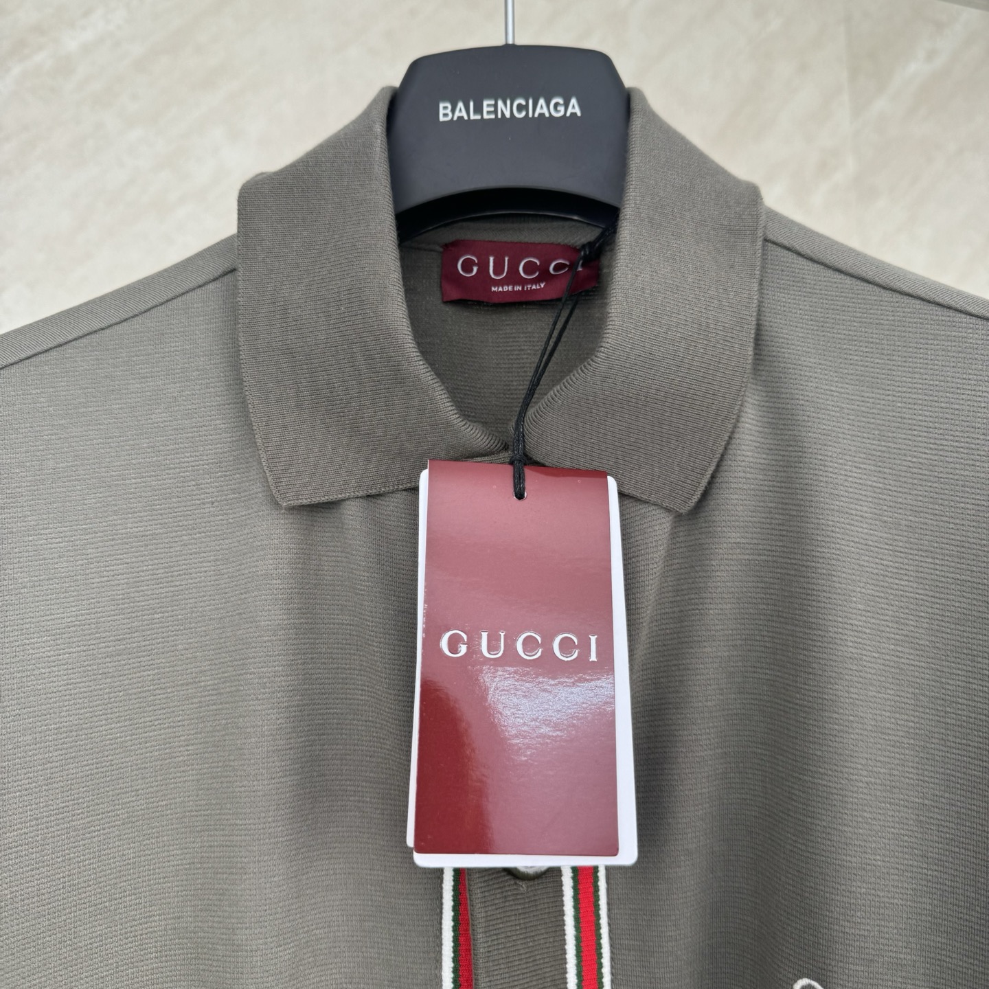 Gucci Gucci 古奇 FW25 早秋新款 棉质条纹撞色织带字母标识刺绣Polo领短袖开衫