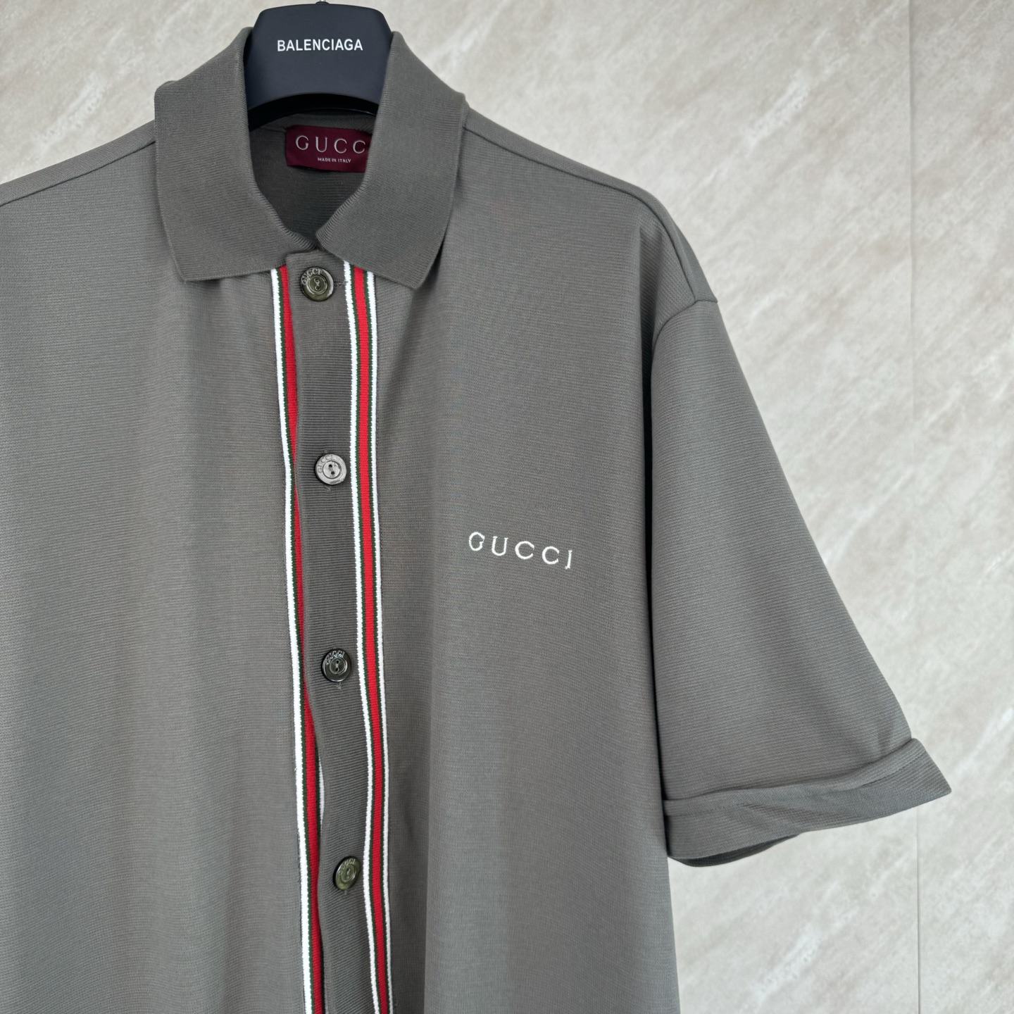 Gucci Gucci 古奇 FW25 早秋新款 棉质条纹撞色织带字母标识刺绣Polo领短袖开衫