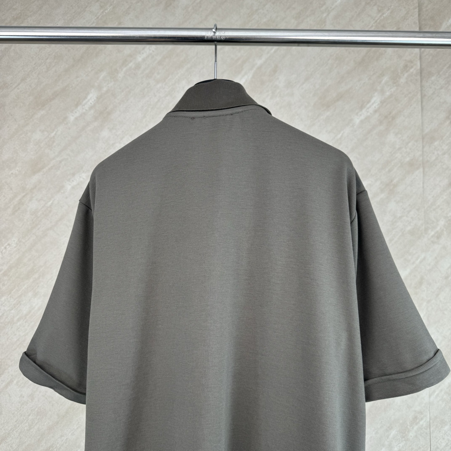 Gucci Gucci 古奇 FW25 早秋新款 棉质条纹撞色织带字母标识刺绣Polo领短袖开衫