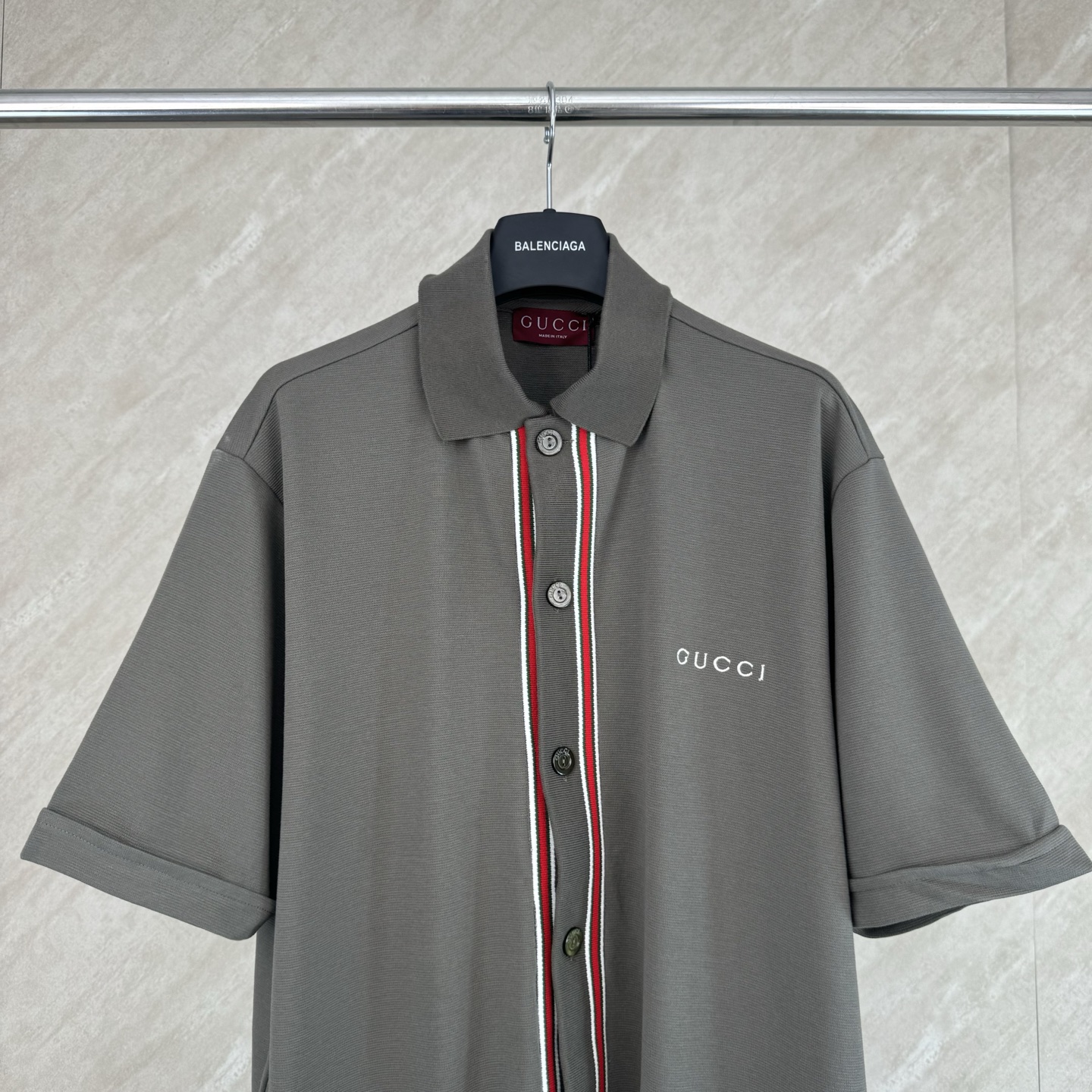 Gucci Gucci 古奇 FW25 早秋新款 棉质条纹撞色织带字母标识刺绣Polo领短袖开衫