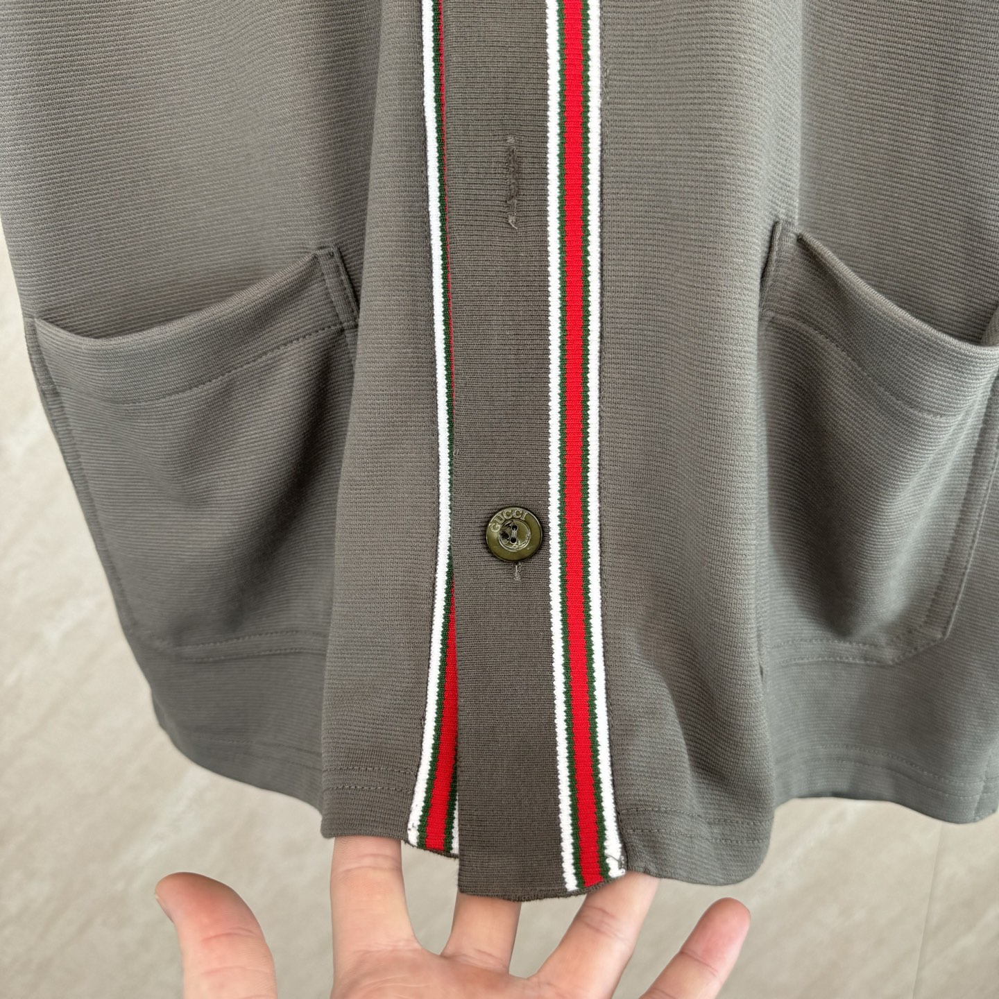 Gucci Gucci 古奇 FW25 早秋新款 棉质条纹撞色织带字母标识刺绣Polo领短袖开衫