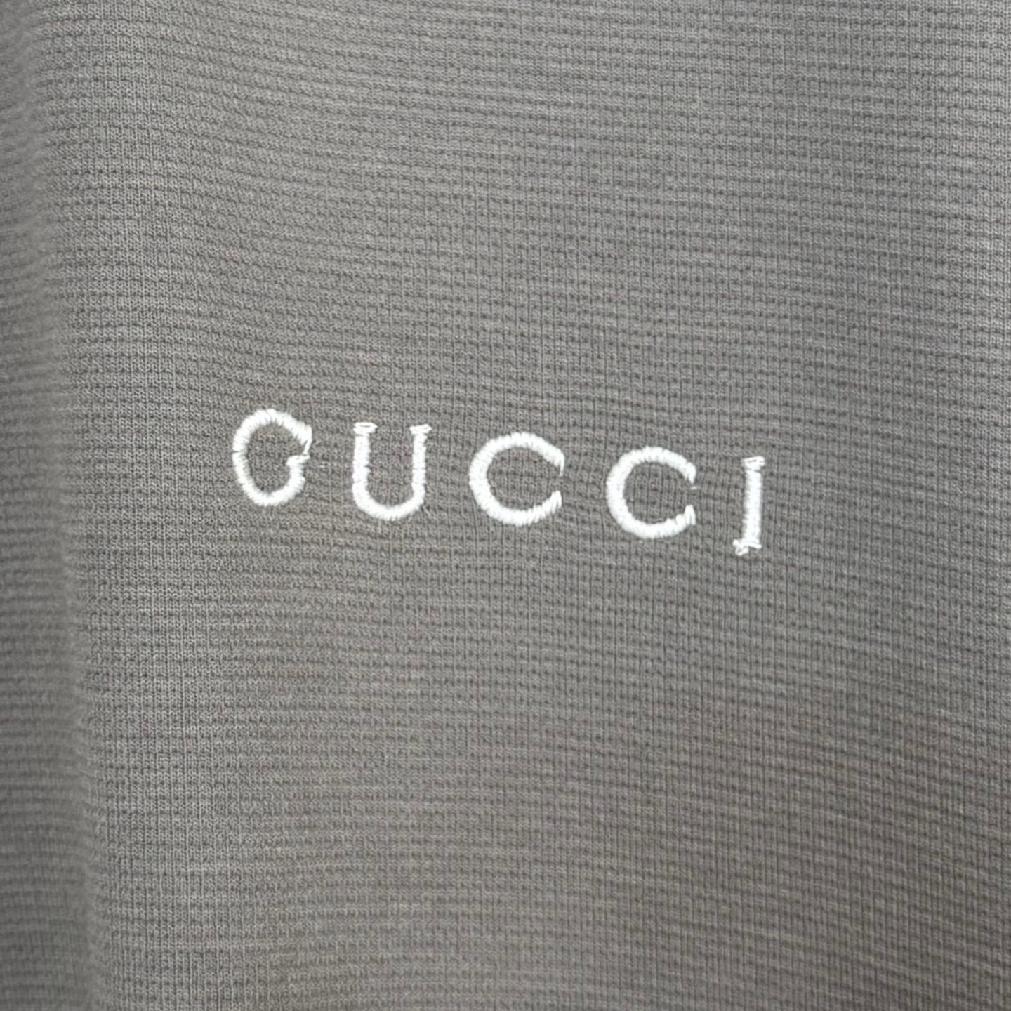 Gucci Gucci 古奇 FW25 早秋新款 棉质条纹撞色织带字母标识刺绣Polo领短袖开衫