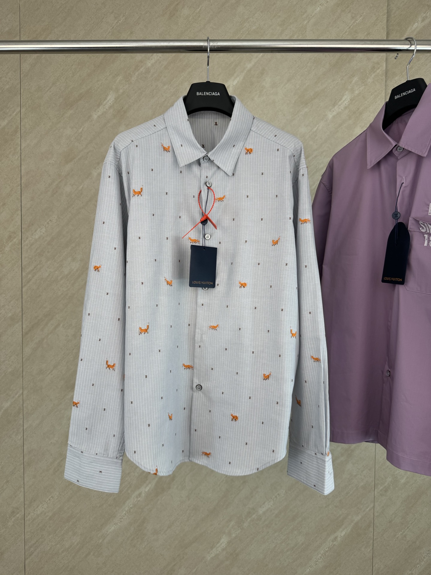 P213 1V FW25 Camisa manga larga solapa bordado zorro rayas Talla: S/M/L/XL