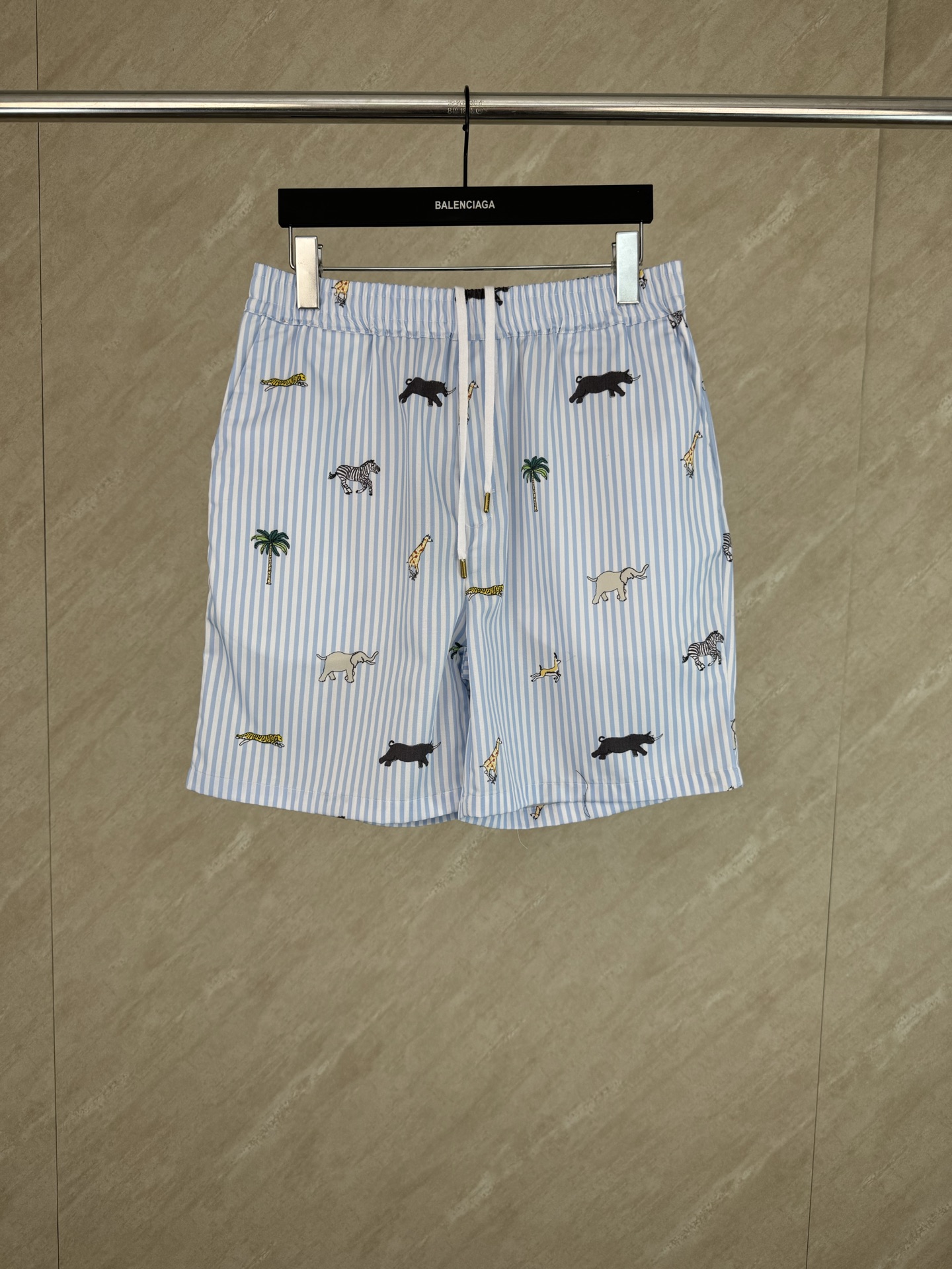P165 1v SS26 nuevos pantalones cortos de traje a rayas bordados con animales y plantas de primavera y verano Tamaño: S/…