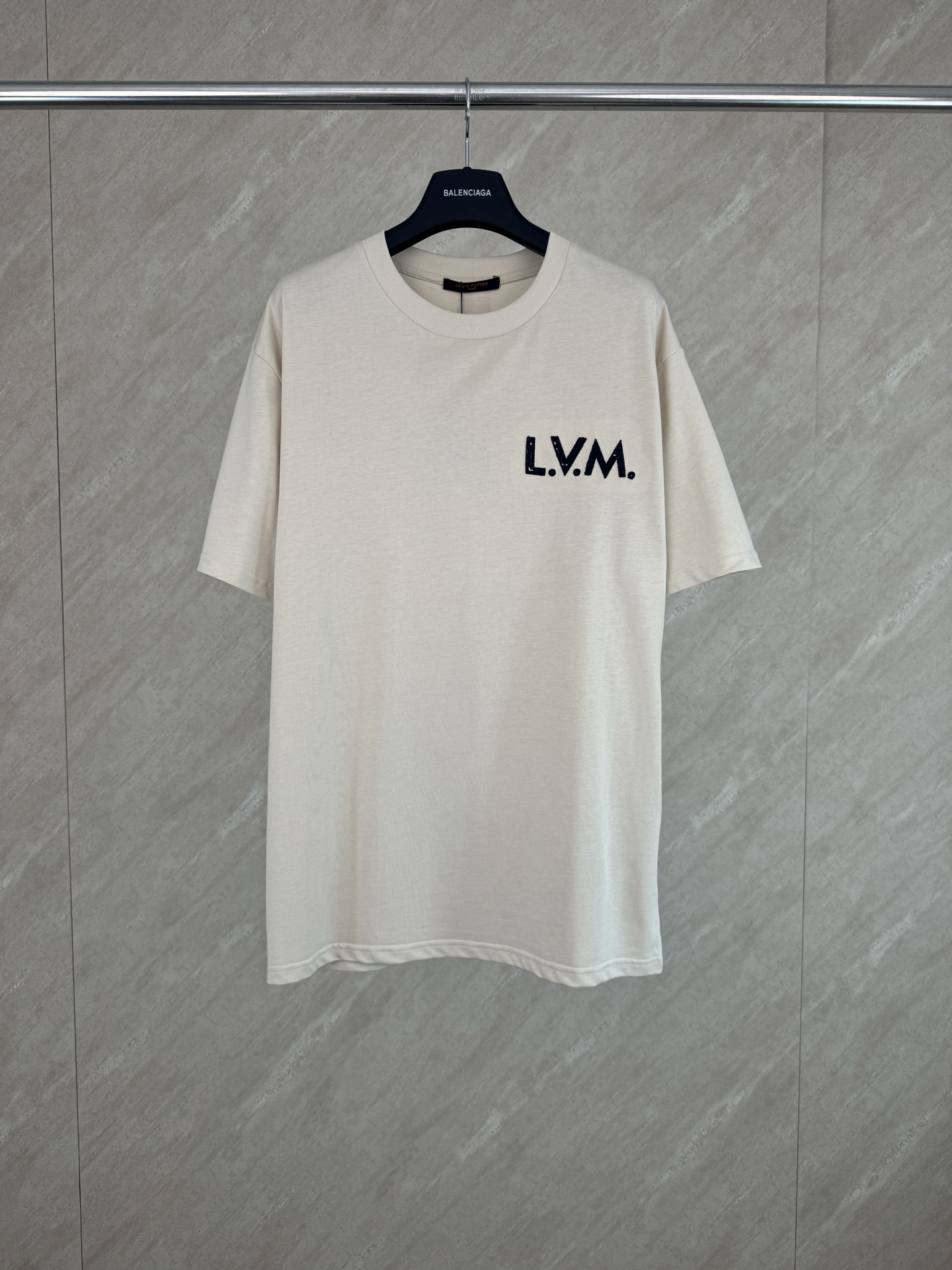 P110 1v Camiseta de manga corta con estampado de letras bordadas talla s m l xl El color sobrio de esta camisa de algod…