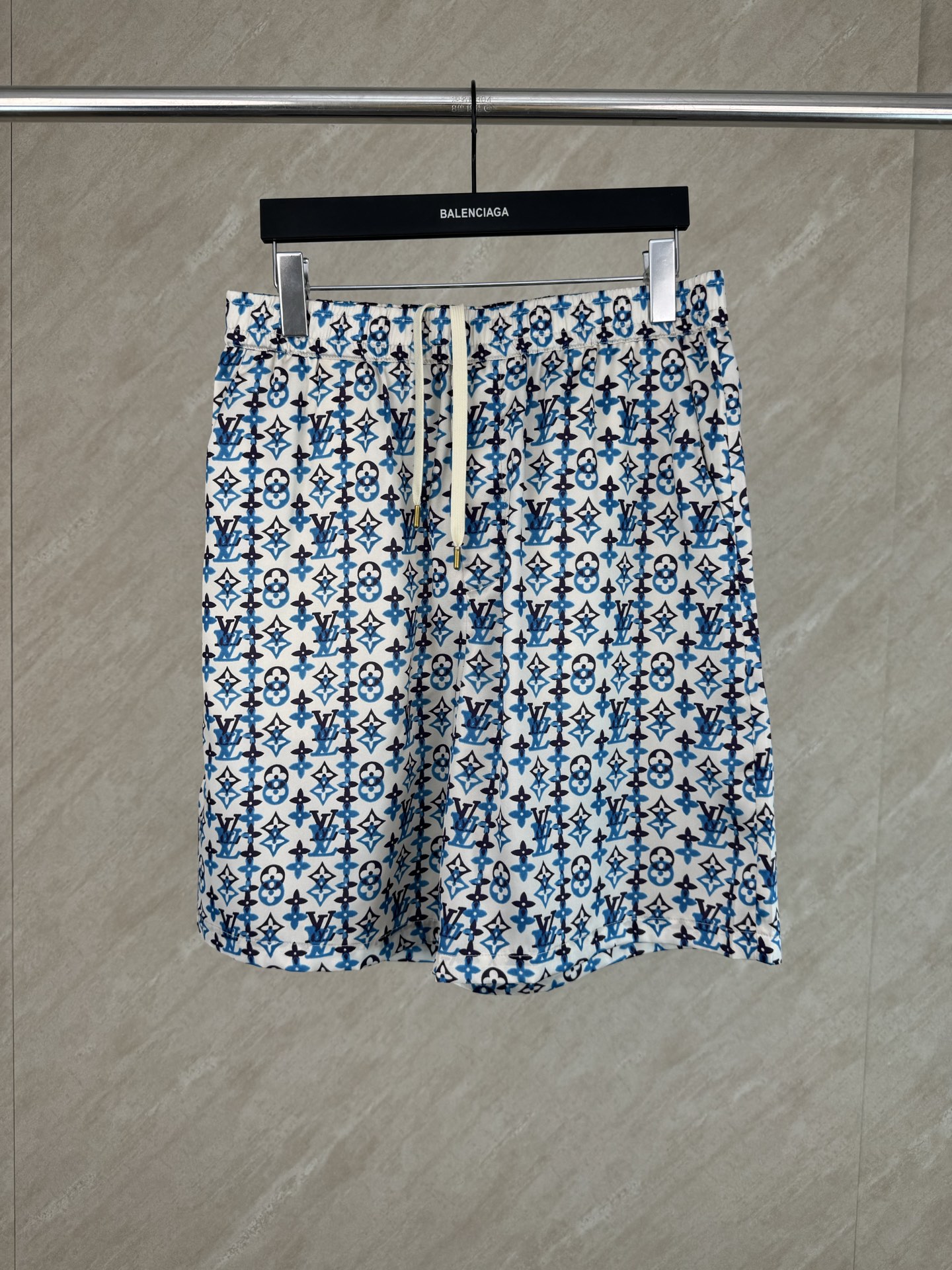 P160 1v SS26 Pantalones cortos de traje azul degradado con estampado integral MONOGRAM Talla: S/M/L/XL Serie primavera …