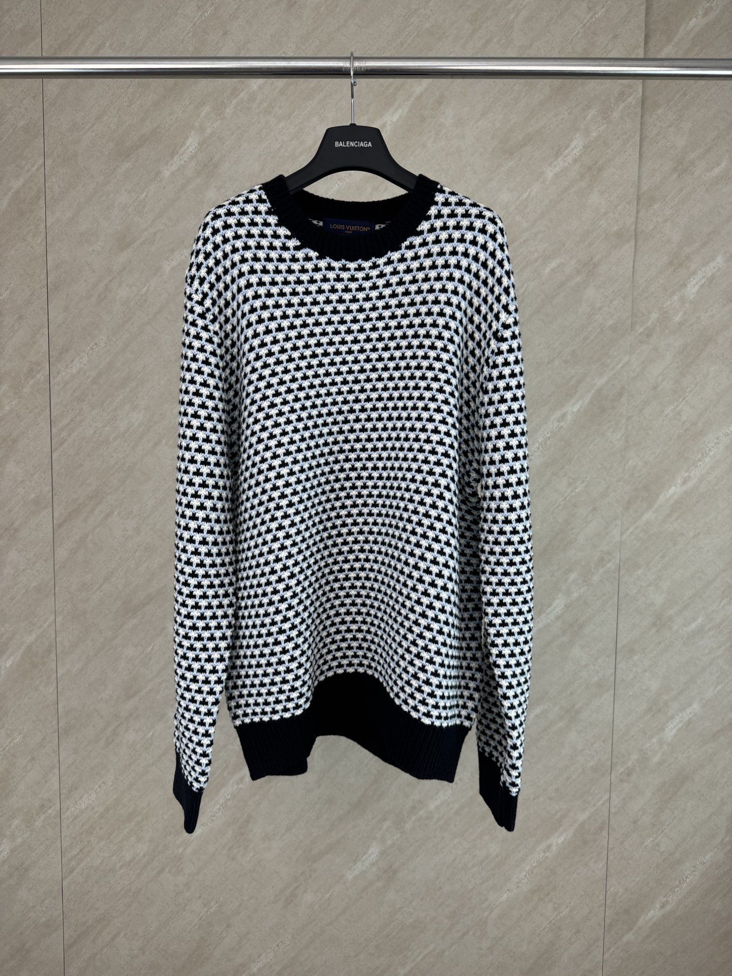 P315 1v SS26 Suéter de punto jacquard con aguja gruesa y bloques de color de pata de gallo Tamaño: S/M/L/XL Descripción…