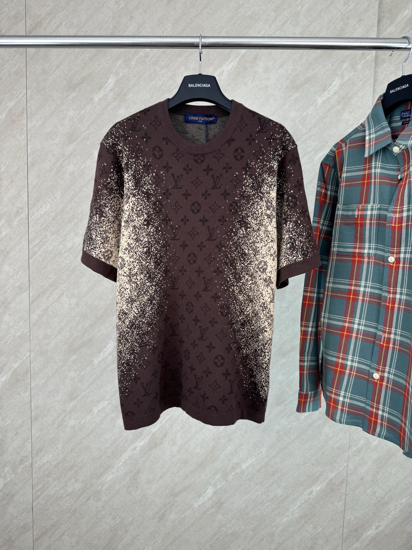 P170 1v SS26 Camiseta de manga corta tejida con cuello redondo y jacquard con monograma degradado Talla: S/M/L/XL