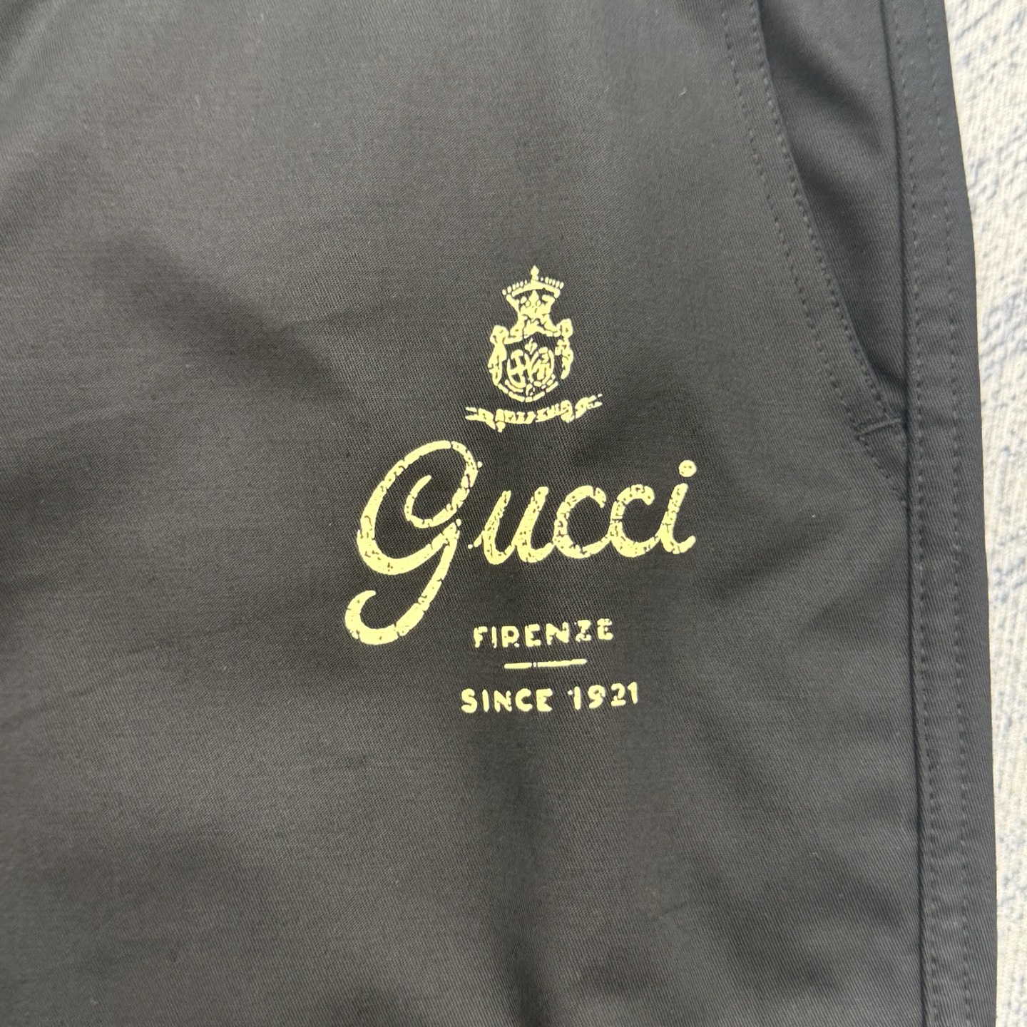 Gucci Gucci 古奇 SS26 字母皇冠标识印花斜纹布直筒裤