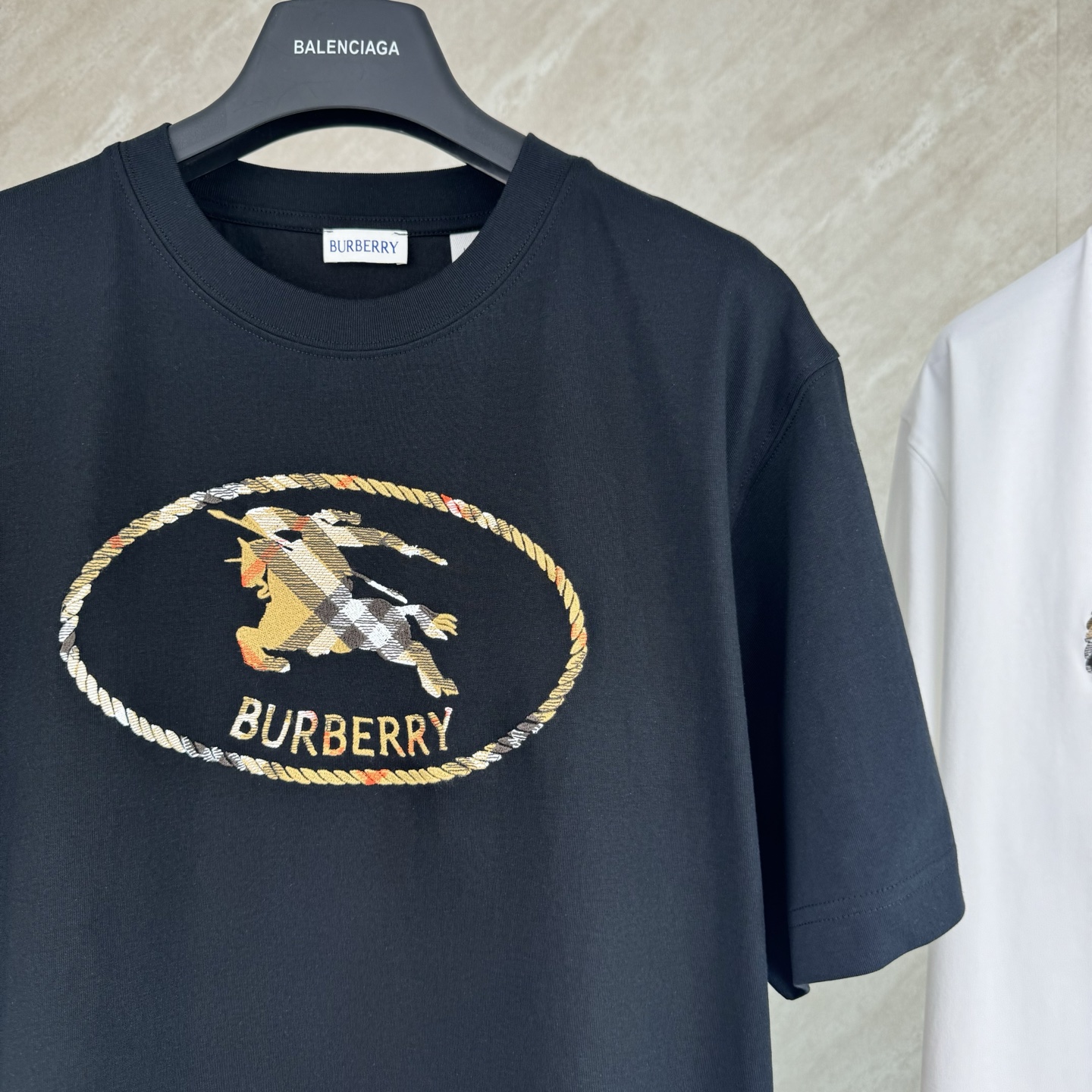 Burberry Burberry 巴宝莉 SS26 格纹骑士马术印章刺绣圆领短袖T恤